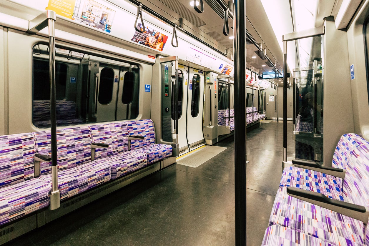 The incident has caused severe delays on the Elizabeth line, specifically the route connecting Heathrow Airport to Paddington