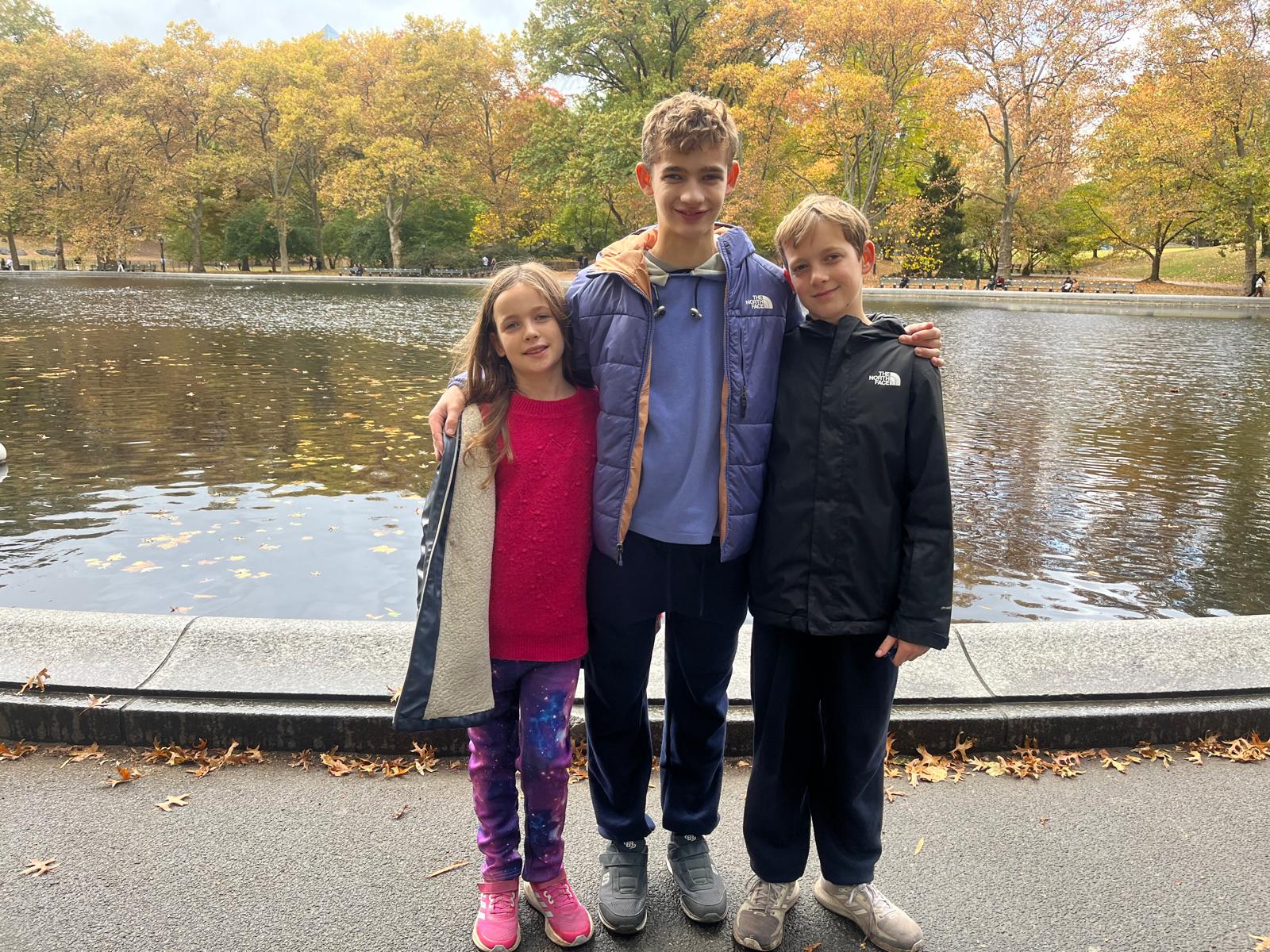 Tom (Middle), Rosie a Harry v Bostonu v roce 2024