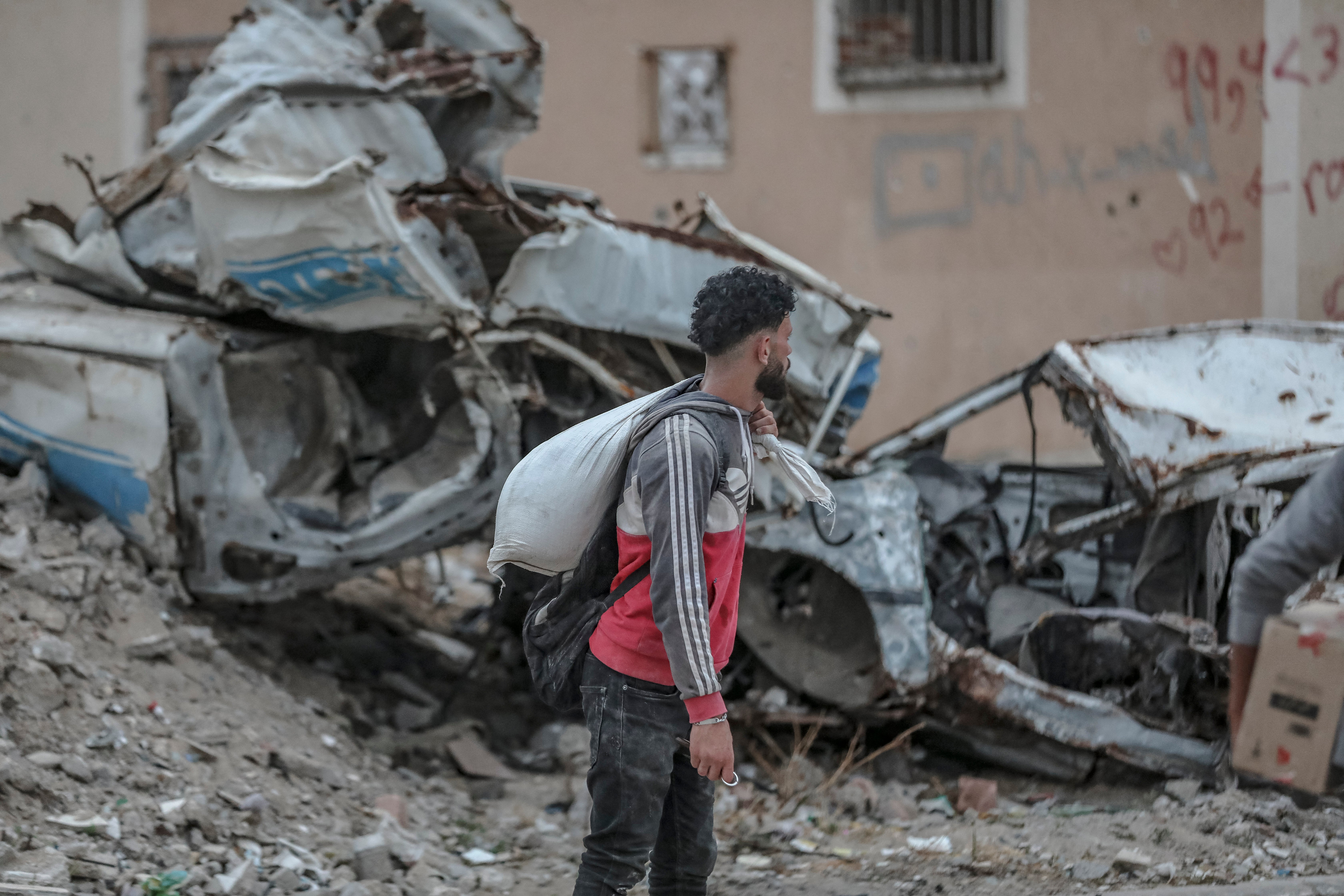Palestinian man carries the aid he has received in Netzarim Corridor, Gaza Strip