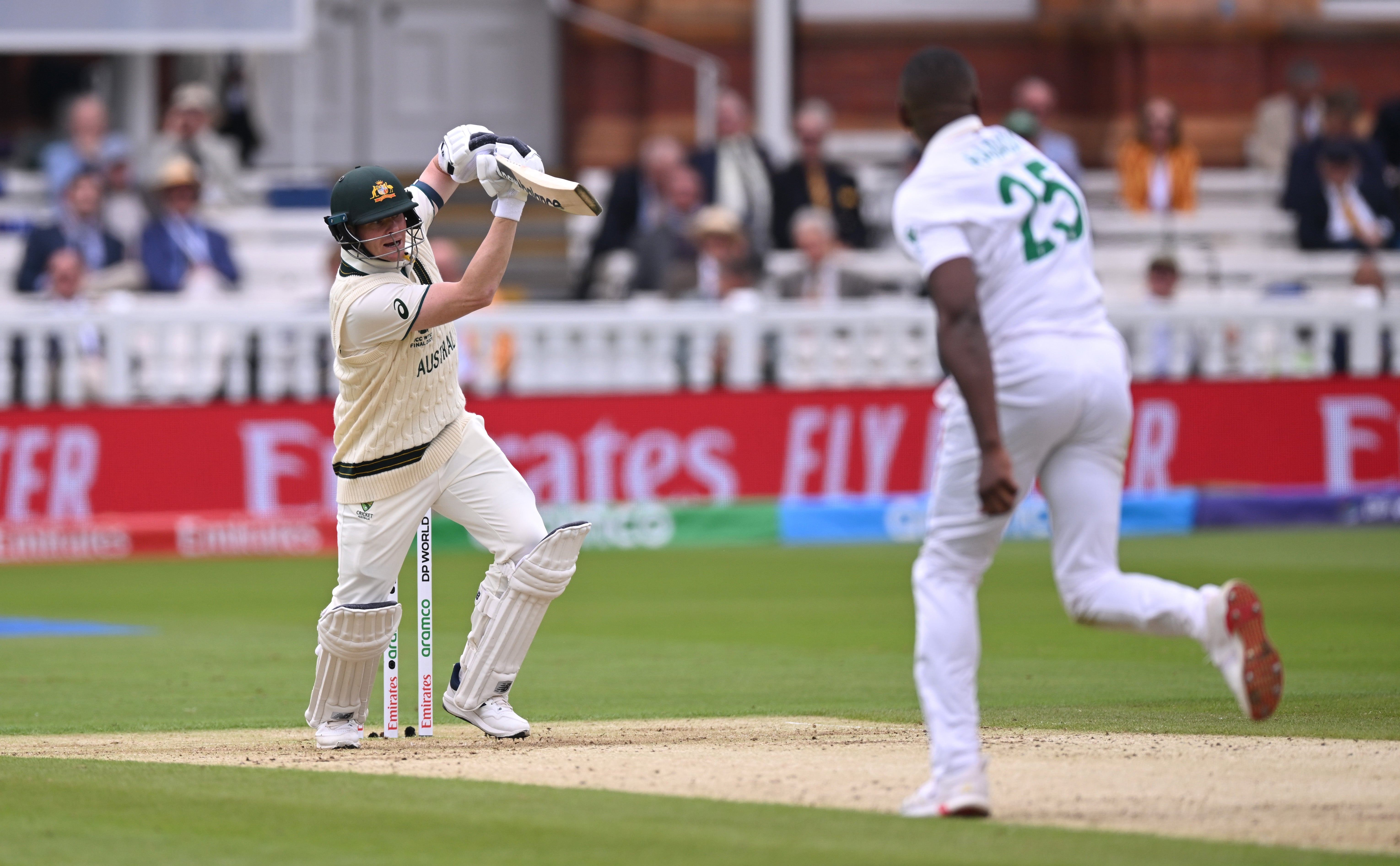 Steve Smith skóroval půl století, aby nabídl pro Austrálii nějaký odpor
