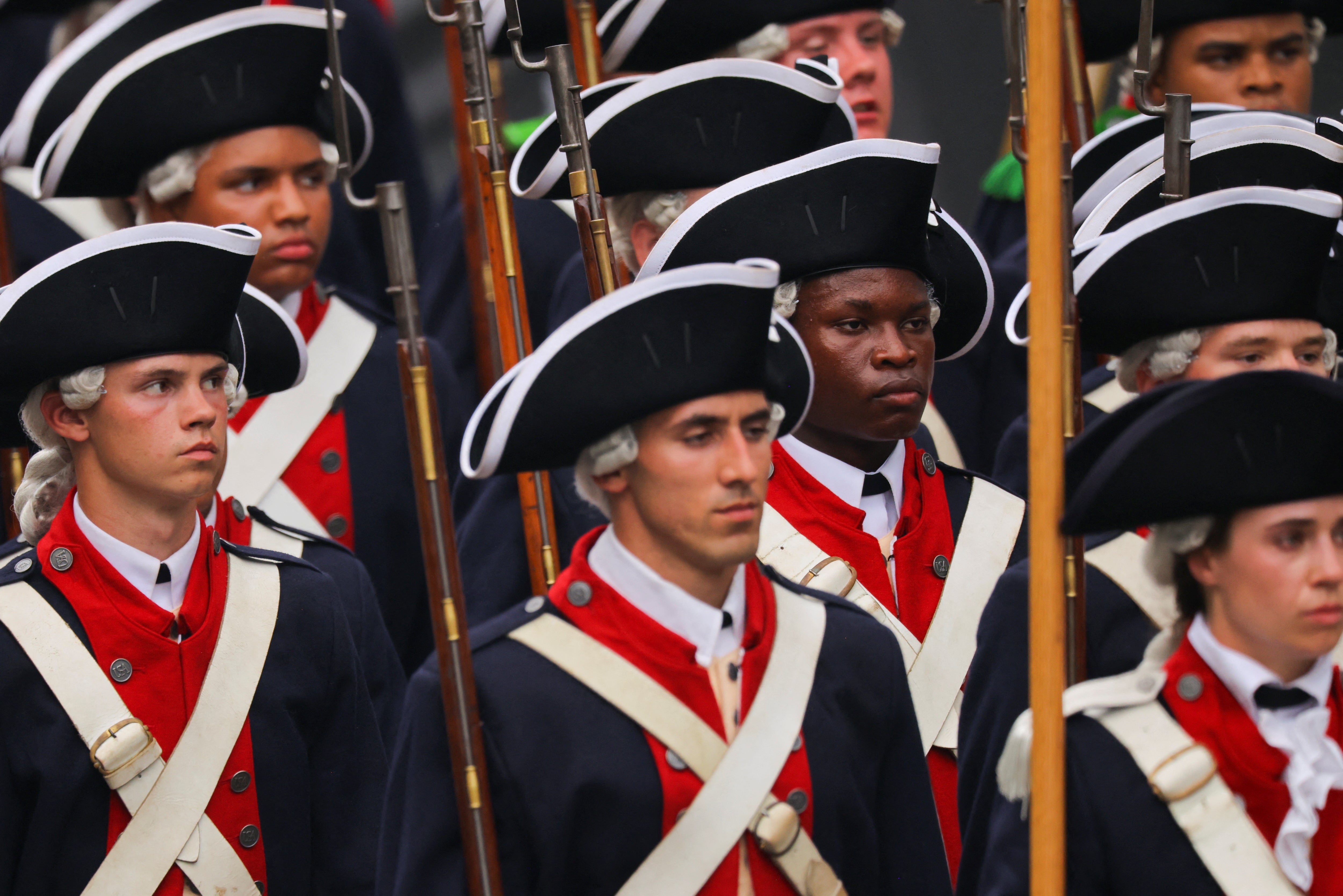 Soldiers in Revolutionary War-era military uniforms