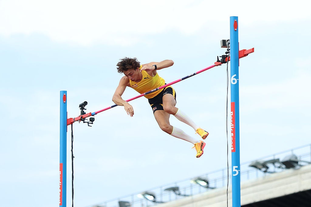 Armand Duplantis jumps 6.28 to set a new World Record
