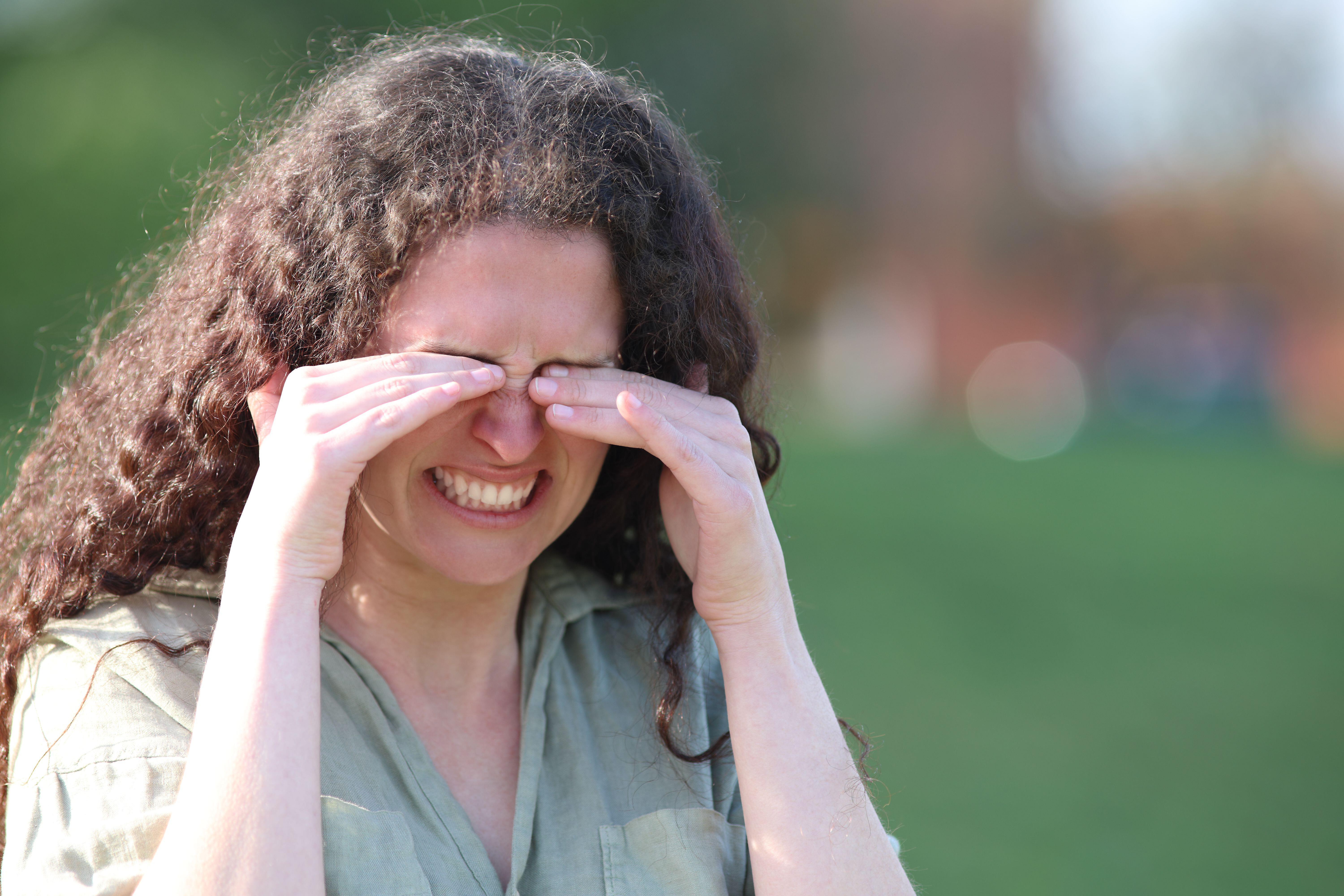 Os olhos vermelhos, vermelhos e d'água podem ser um sinal de dano UV