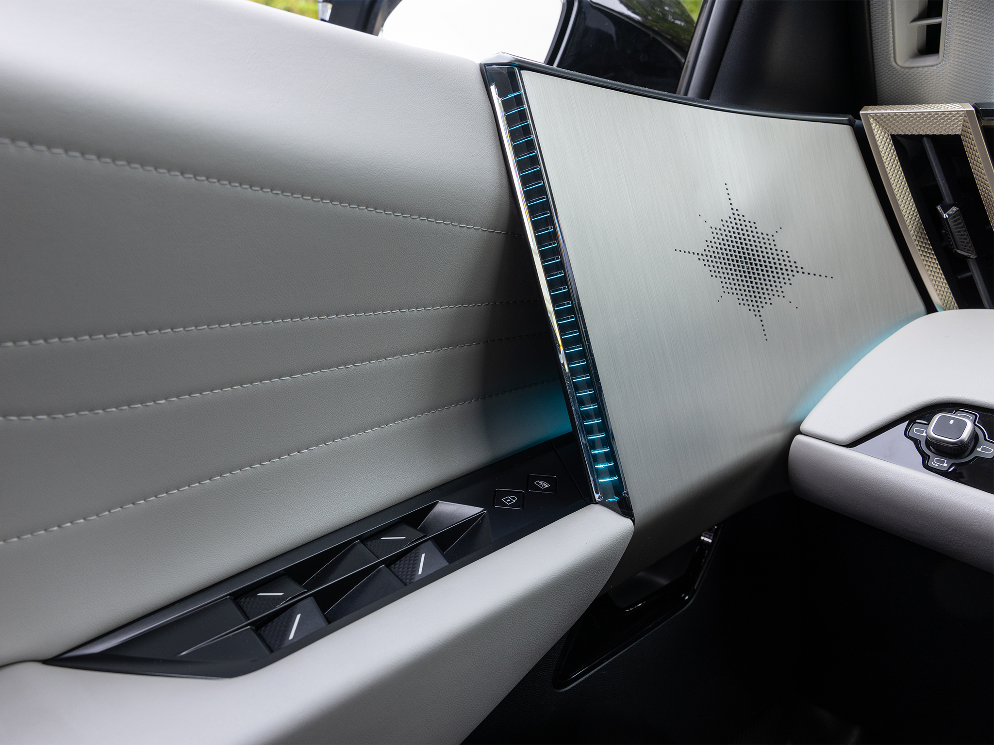 The aluminium “light blade” door handles house the some of the DS No.8’s 14 speakers