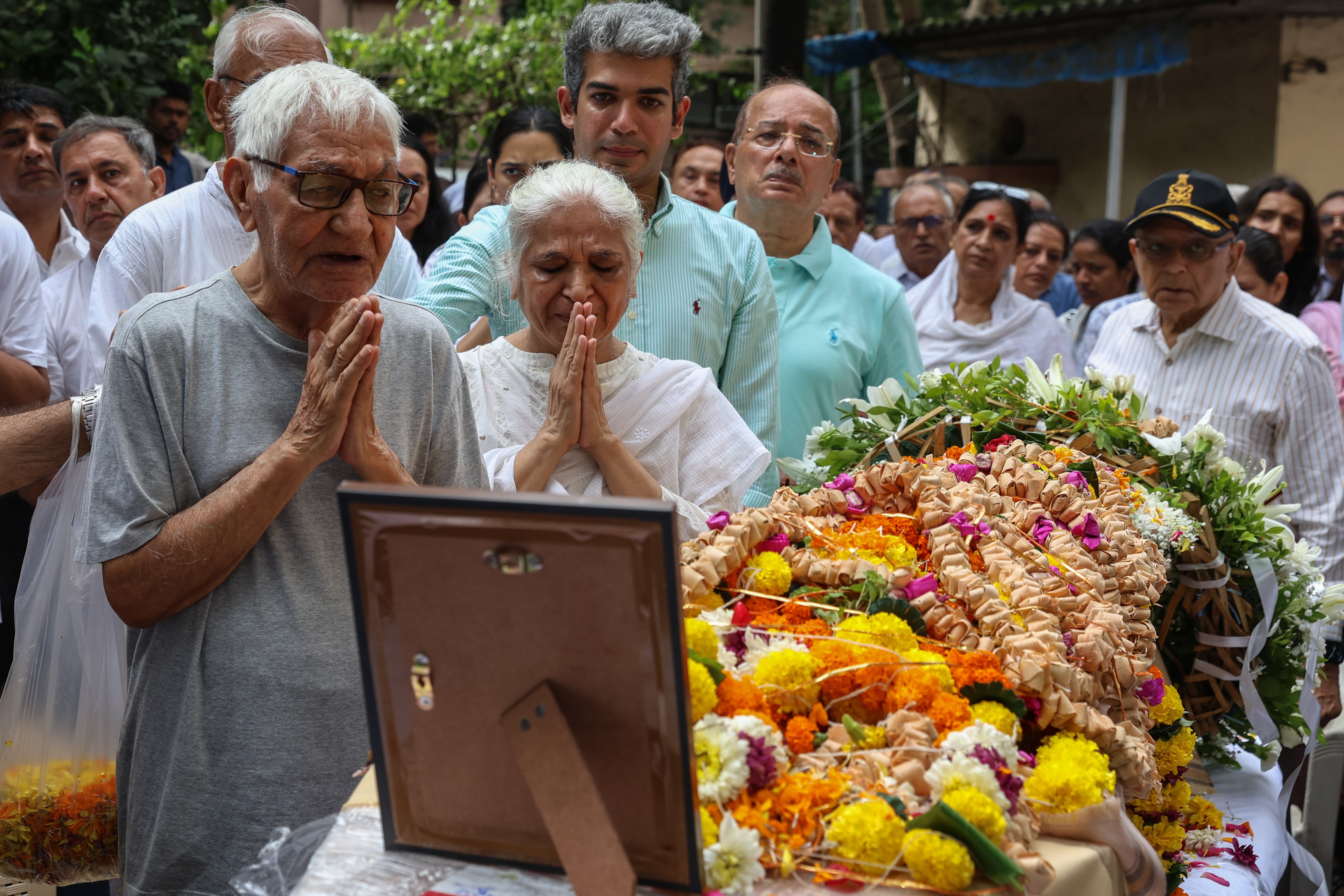 The father of Captain Sumeet Sabharwal, pilot of Air India flight AI171, pays tribute to the mortal remains before the funeral