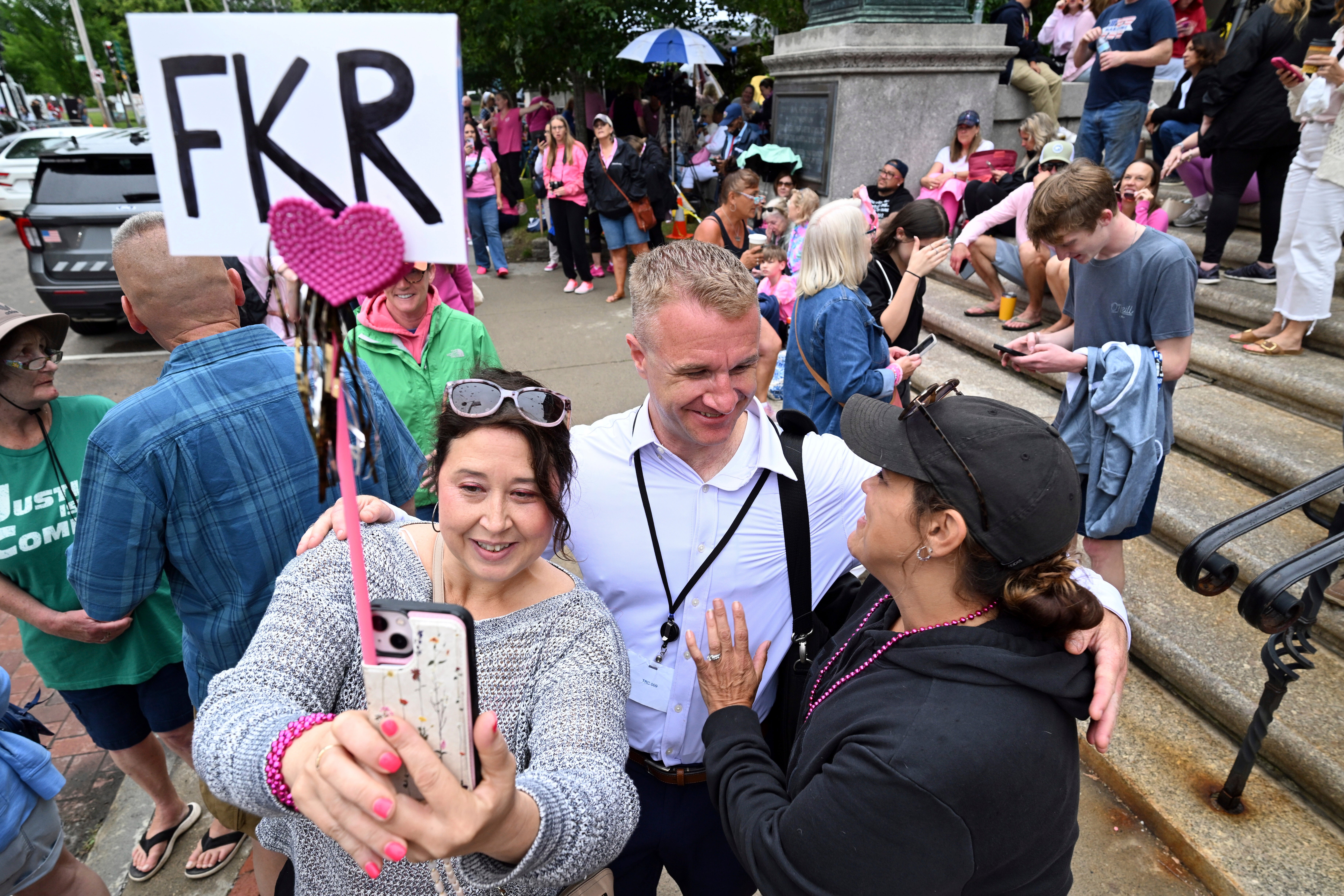 Blogger Aidan Kearney, Center, met with fans and cheerleaders, Linda Allen Rockland, MA, and with Shannon Loporto from Weymouth, on the third day of jury on Wednesday, 18. June, in the Grand