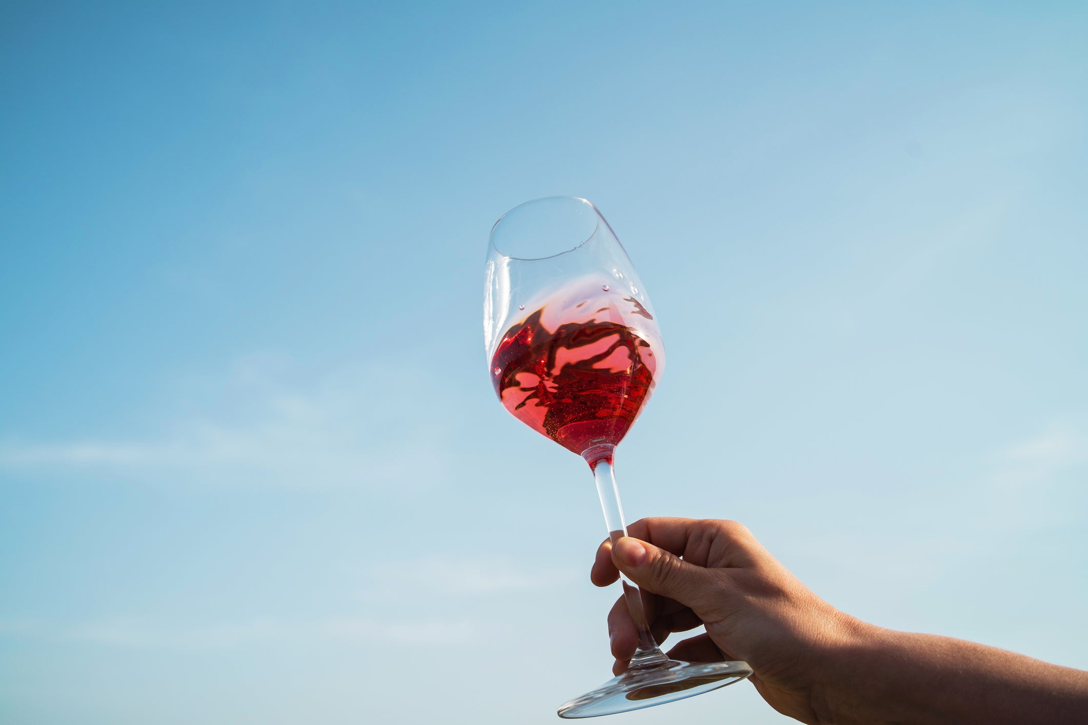 Cooling down with a glass of wine in the sunshine – is there anything more summery?