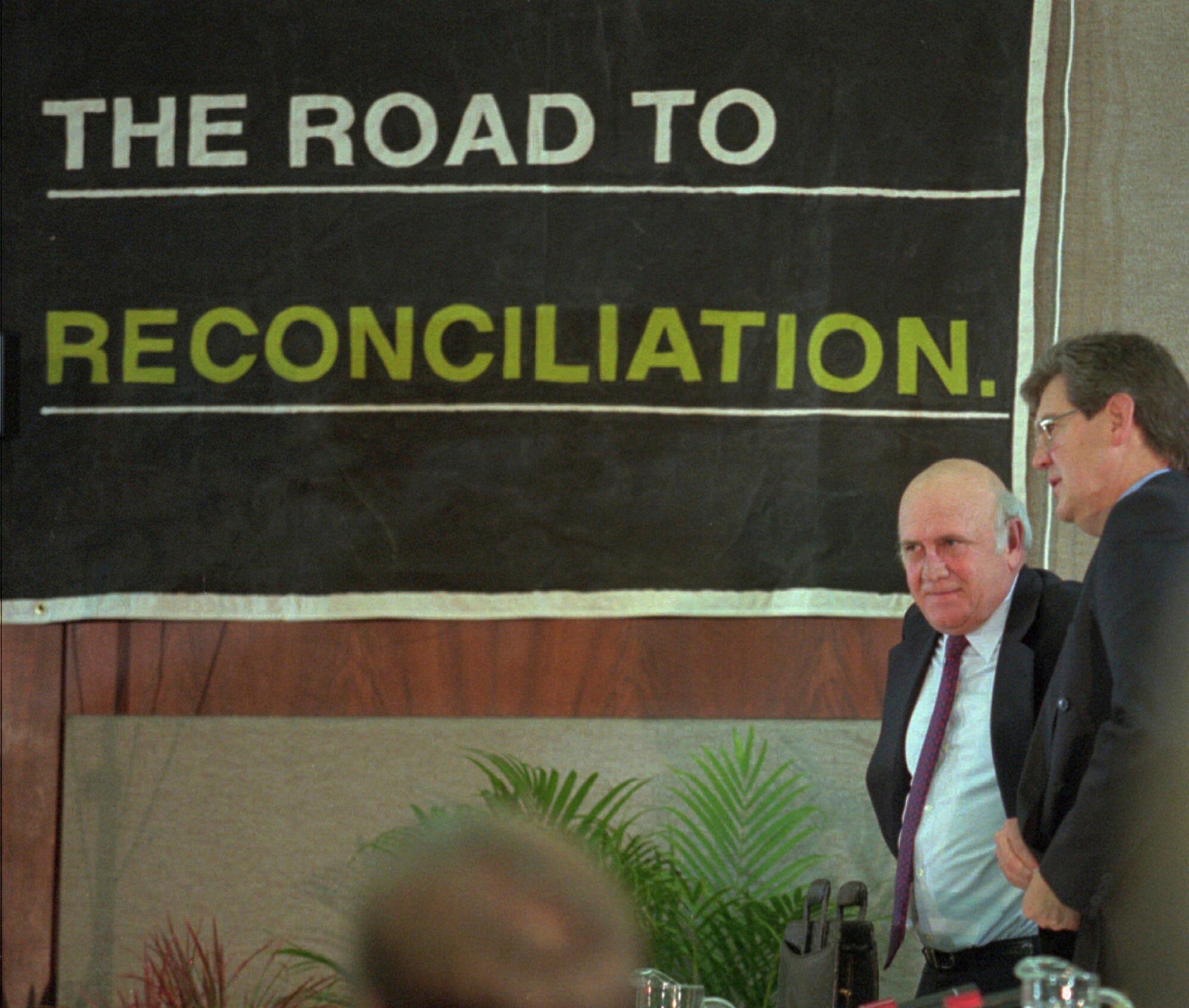 Former South African president FW de Klerk, left, talks to his associate, Leon Wessel after the Truth and Reconciliation Commission in Cape Town, 21 August 1996 (AP Photo /Sasa Kralj, File)