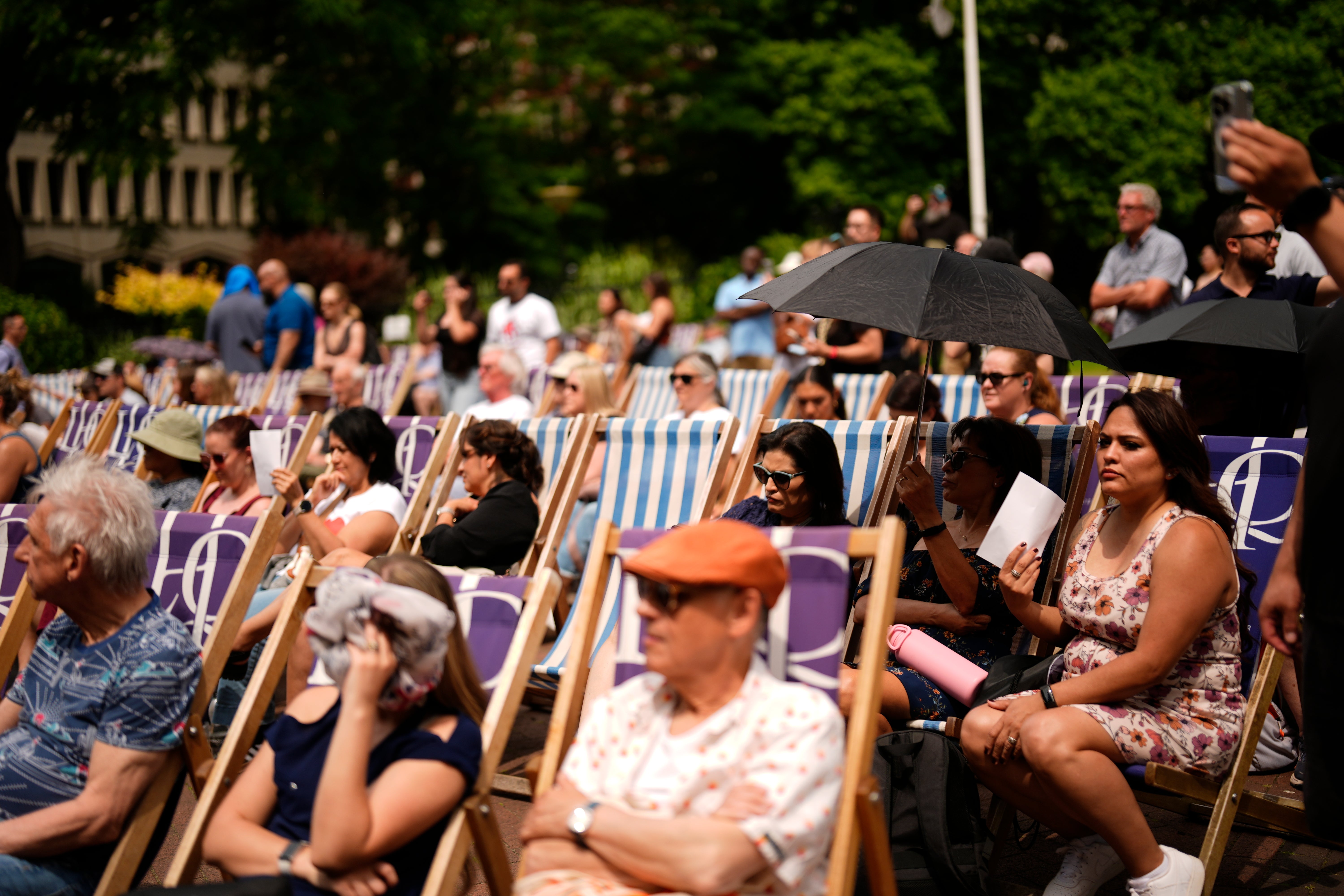 Pessoas que gostam de clima quente no Victoria Surantan Gardens, Londres