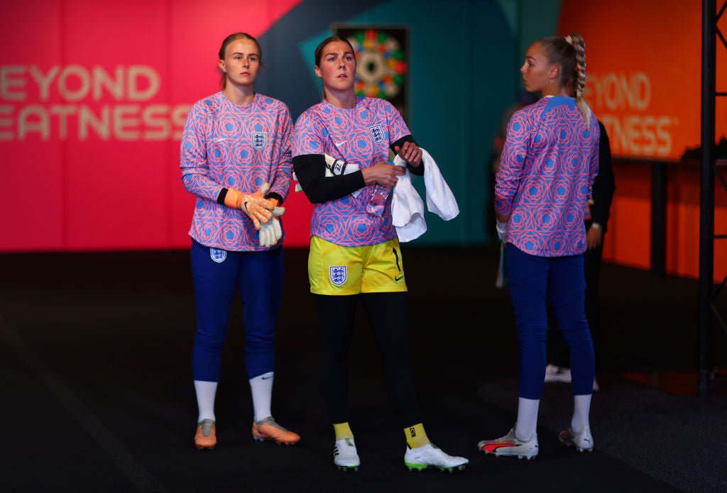 Hampton byl Earpsovou porozuměl spolu s Ellie Roebuck na Euro 2022 a posledním mistrovství světa