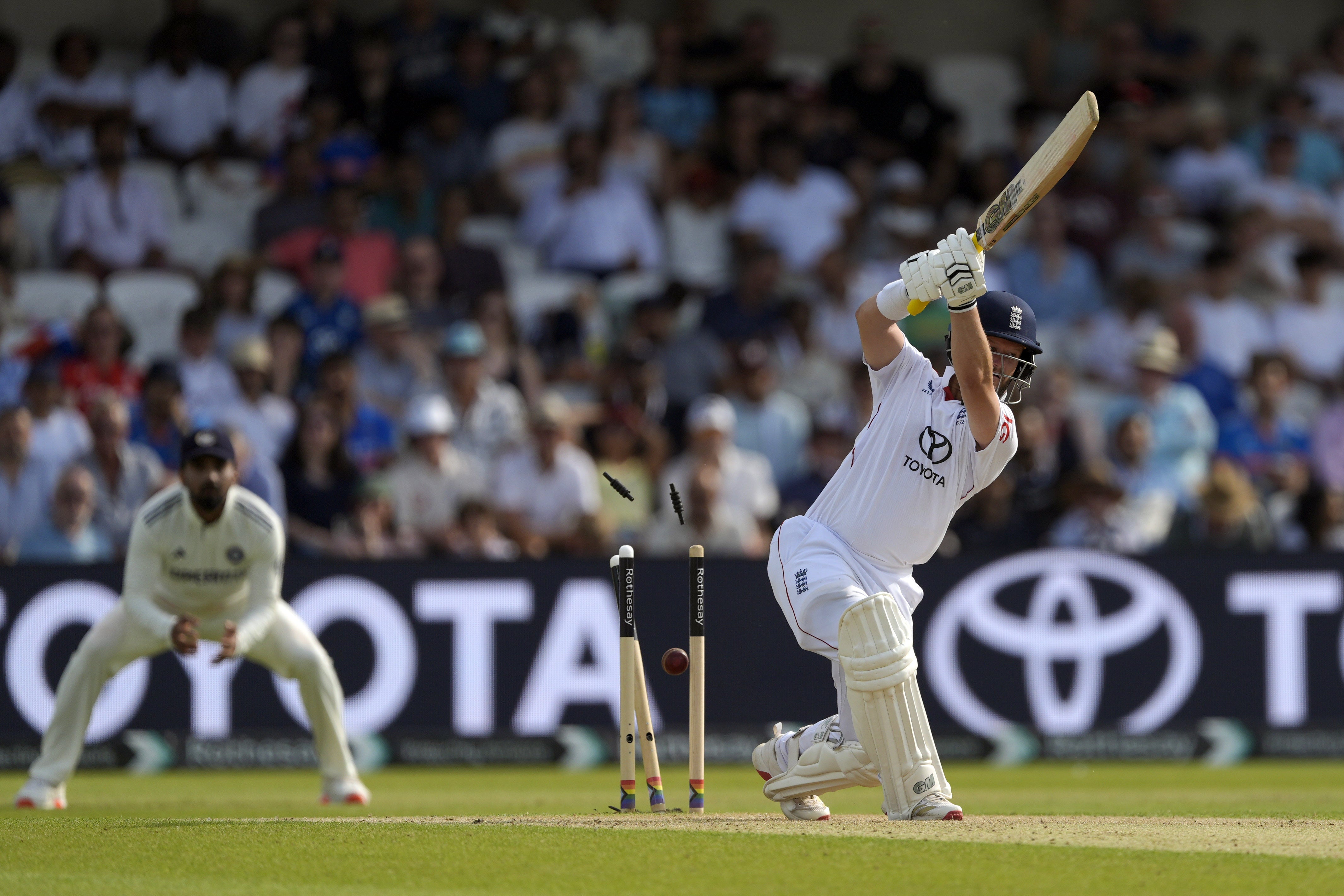 Ben Duckett je ukloněn Jasprit Bumrah (Danny Lawson/PA)