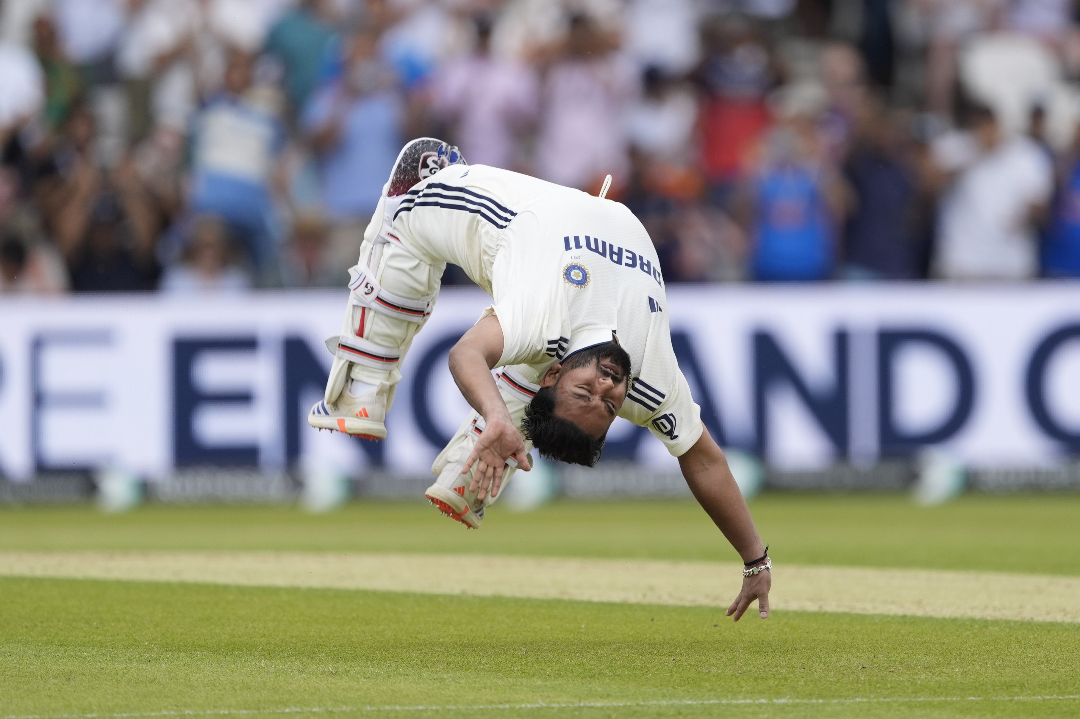 Rishabh Pant slaví bodování století v akrobatickém stylu (Danny Lawson/PA)