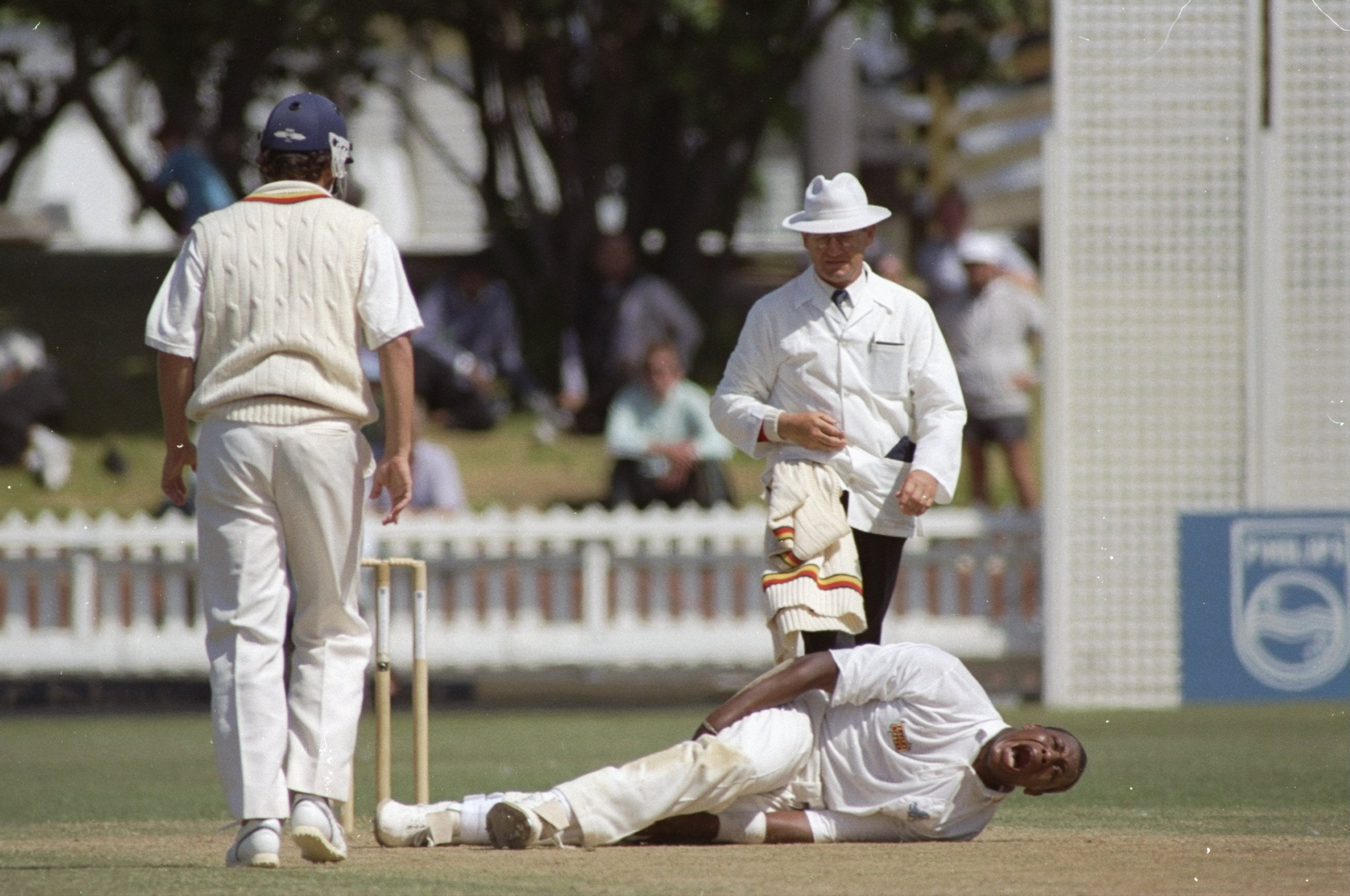 Lawrence spočívá v agónii poté, co rozbila Kneecap během testu proti Novému Zélandu ve Wellingtonu, 1992