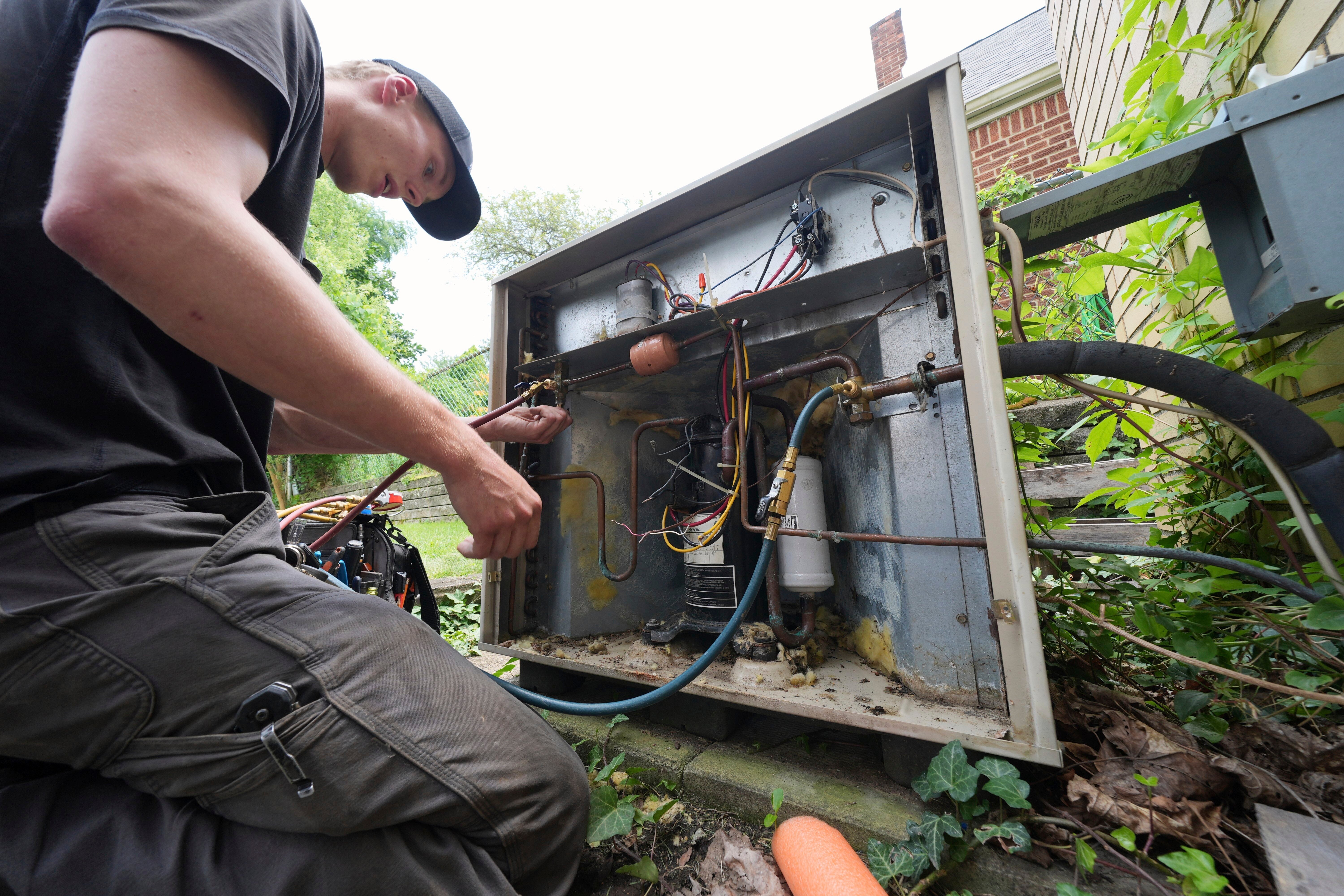 Eastern half of U.S. braces for more long days of dangerous heat
