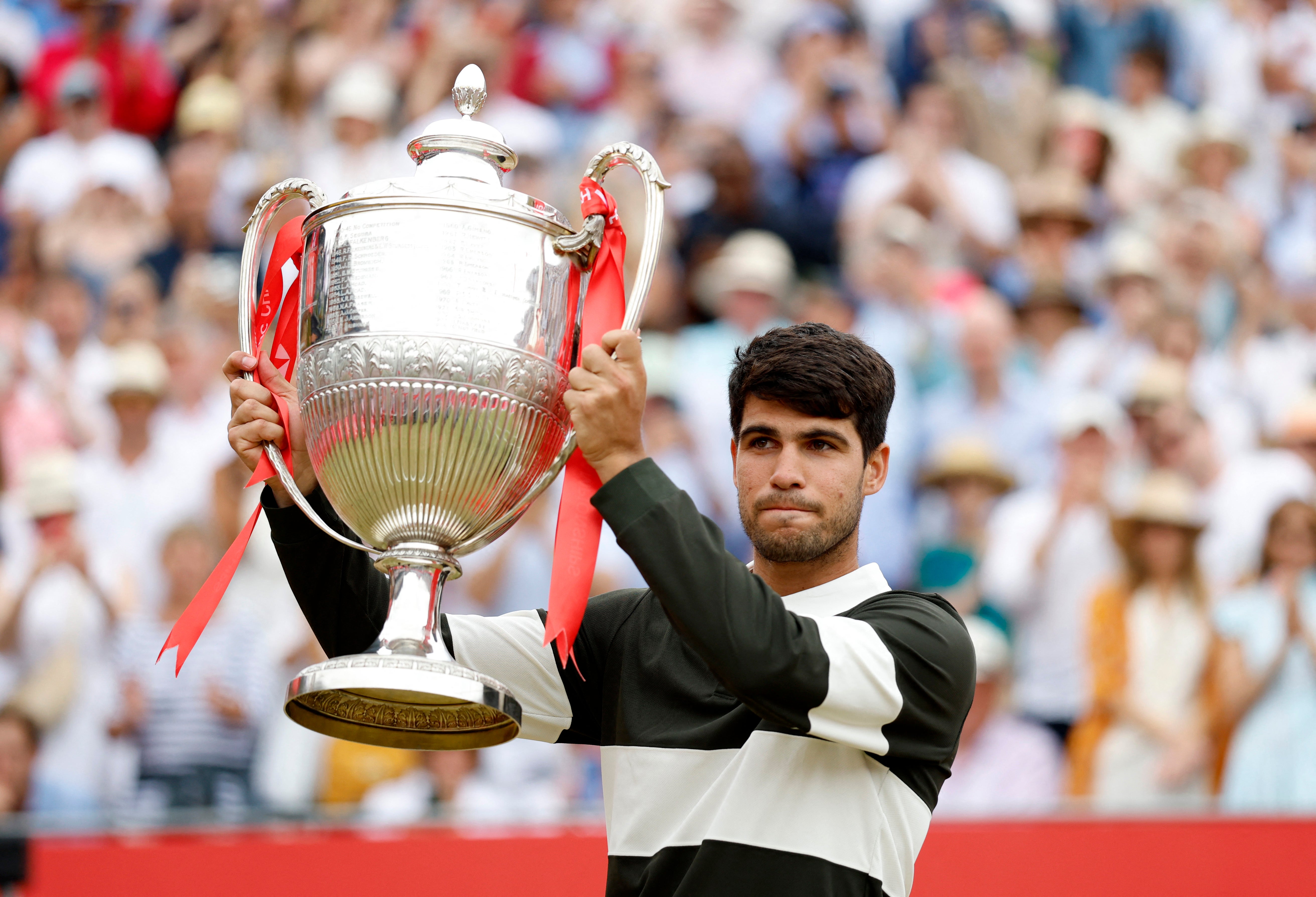 Carlos Alcaraz regains his Queen’s crown after beating Jiri Lehecka in final