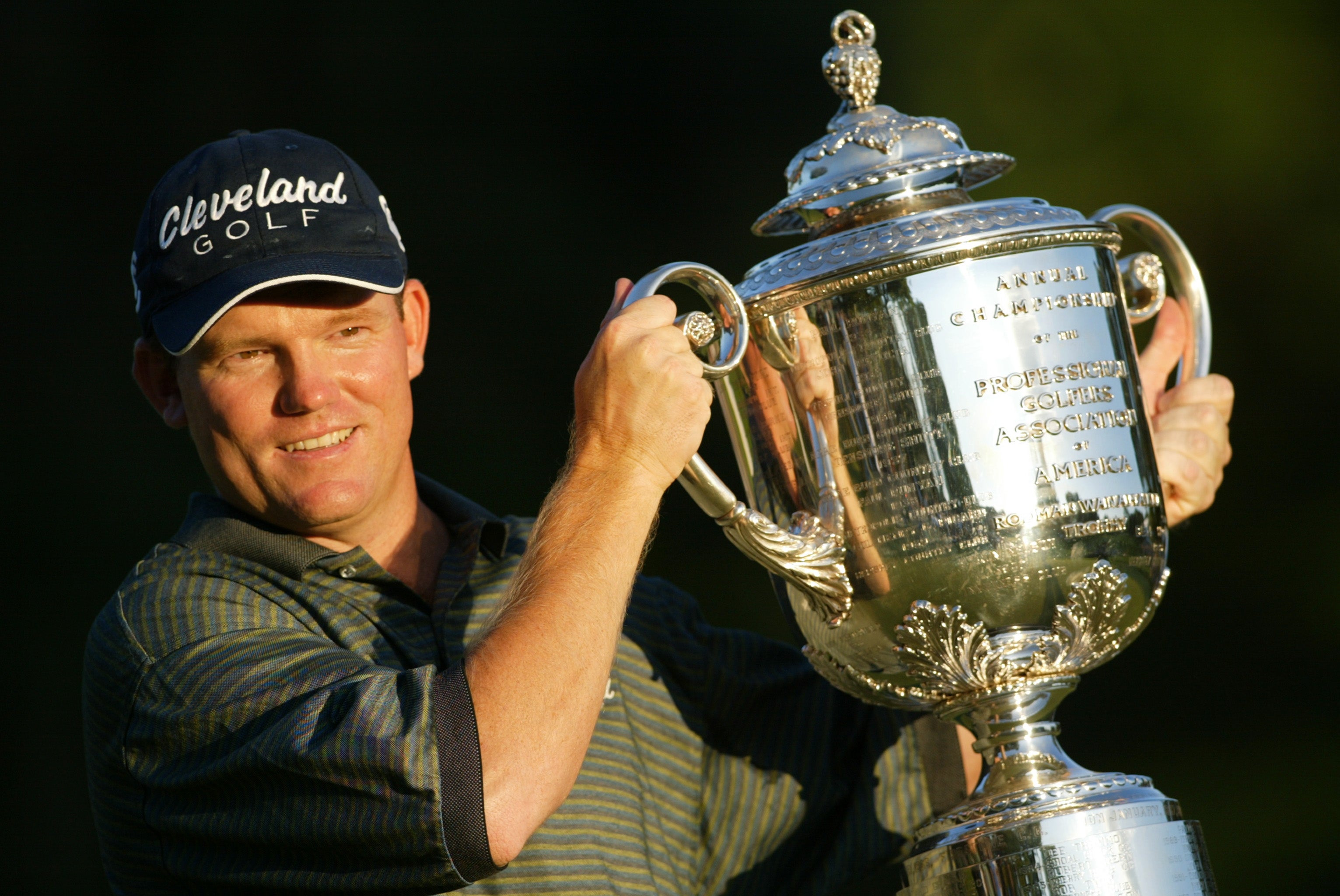 Shaun Micheel zvedne trofej Wanamaker po svém překvapivém vítězství na mistrovství PGA 2003