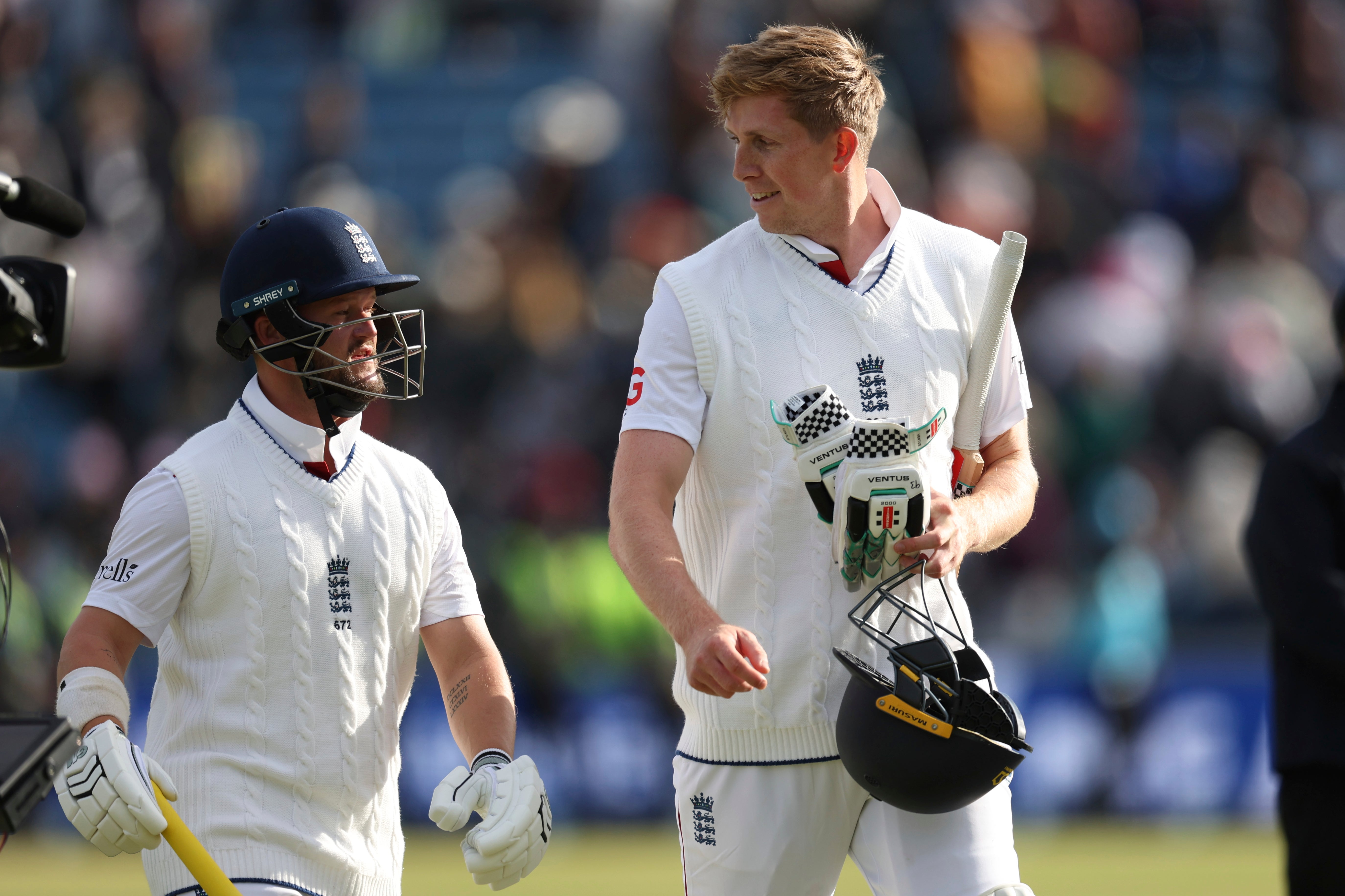 Ben Duckett (vlevo) a Zak Crawley dali Anglii vynikající start