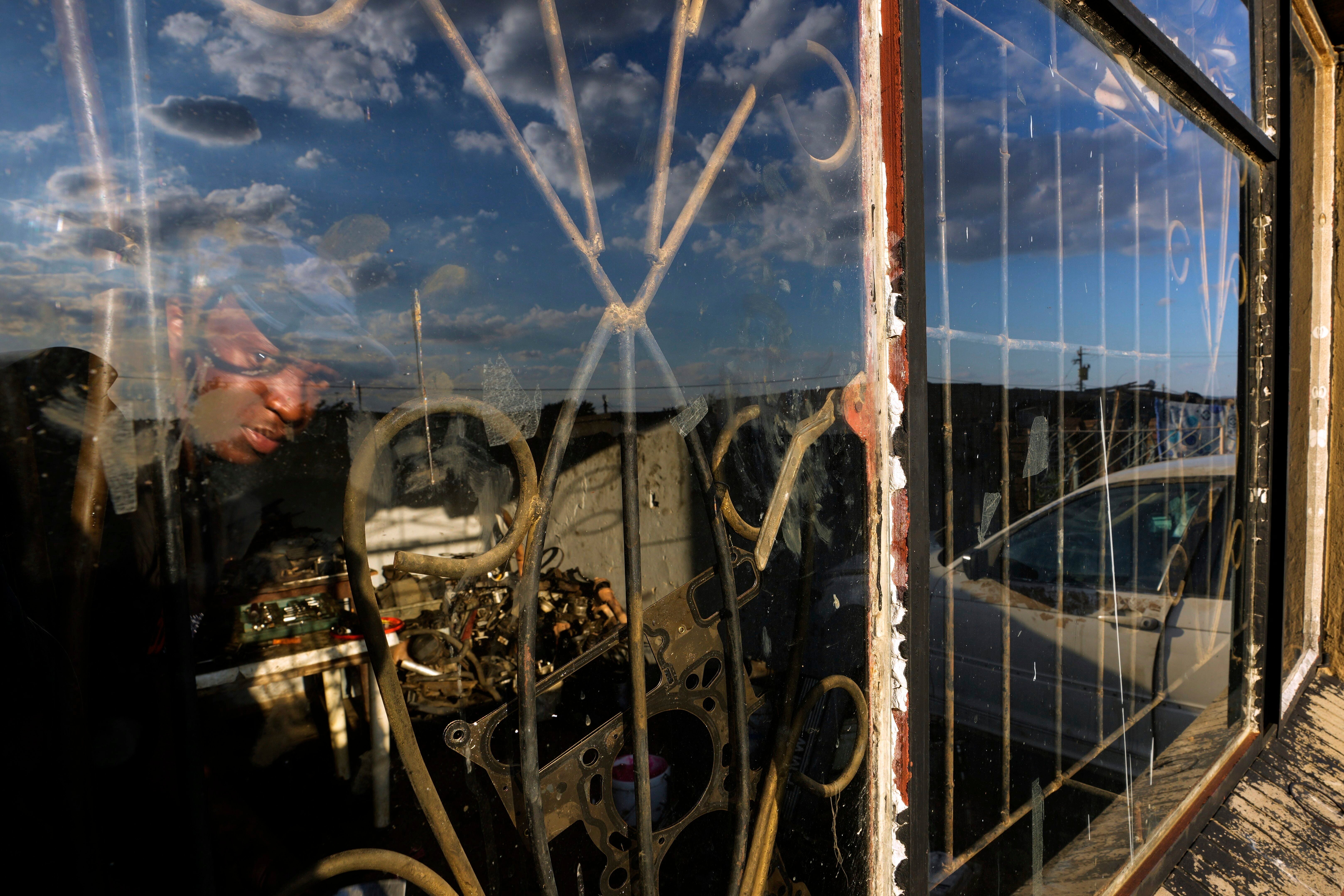 APTOPIX South Africa Township Mechanics