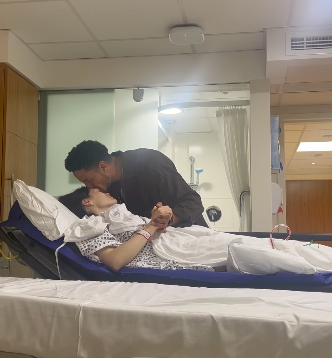 Jessie J being comforted by her partner, Chanan Colman, at hospital