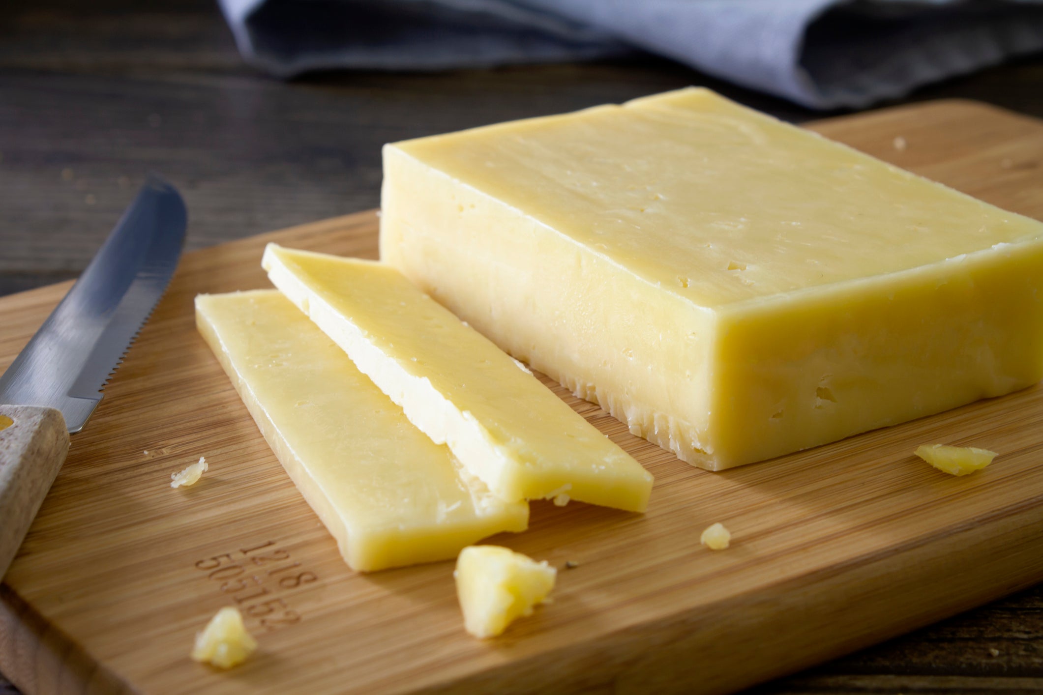 Good news for cheddar lovers: this British staple isn’t just comforting, it’s also naturally low in lactose and packed with gut-friendly compounds