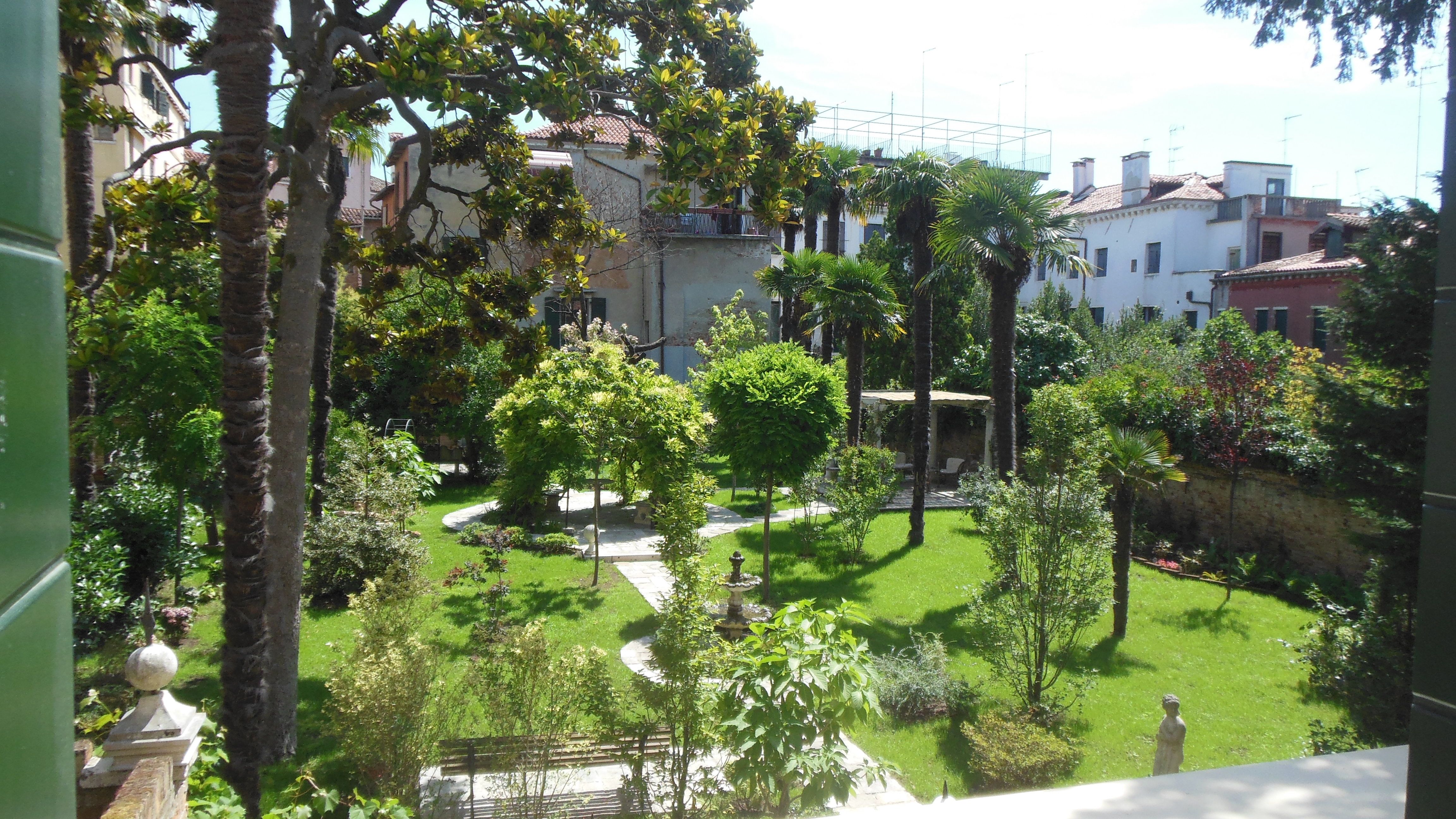 Hotel Sant’Antonin offers an unexpected green retreat in this watery city