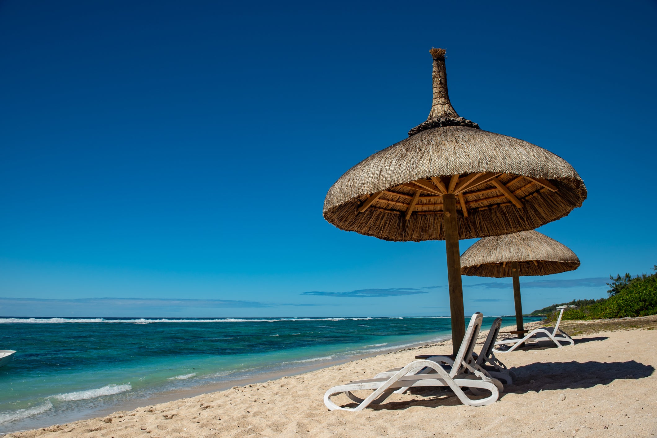 Breaking waves, volanic rocks and untamed greenery makes Poste Lafayette unique