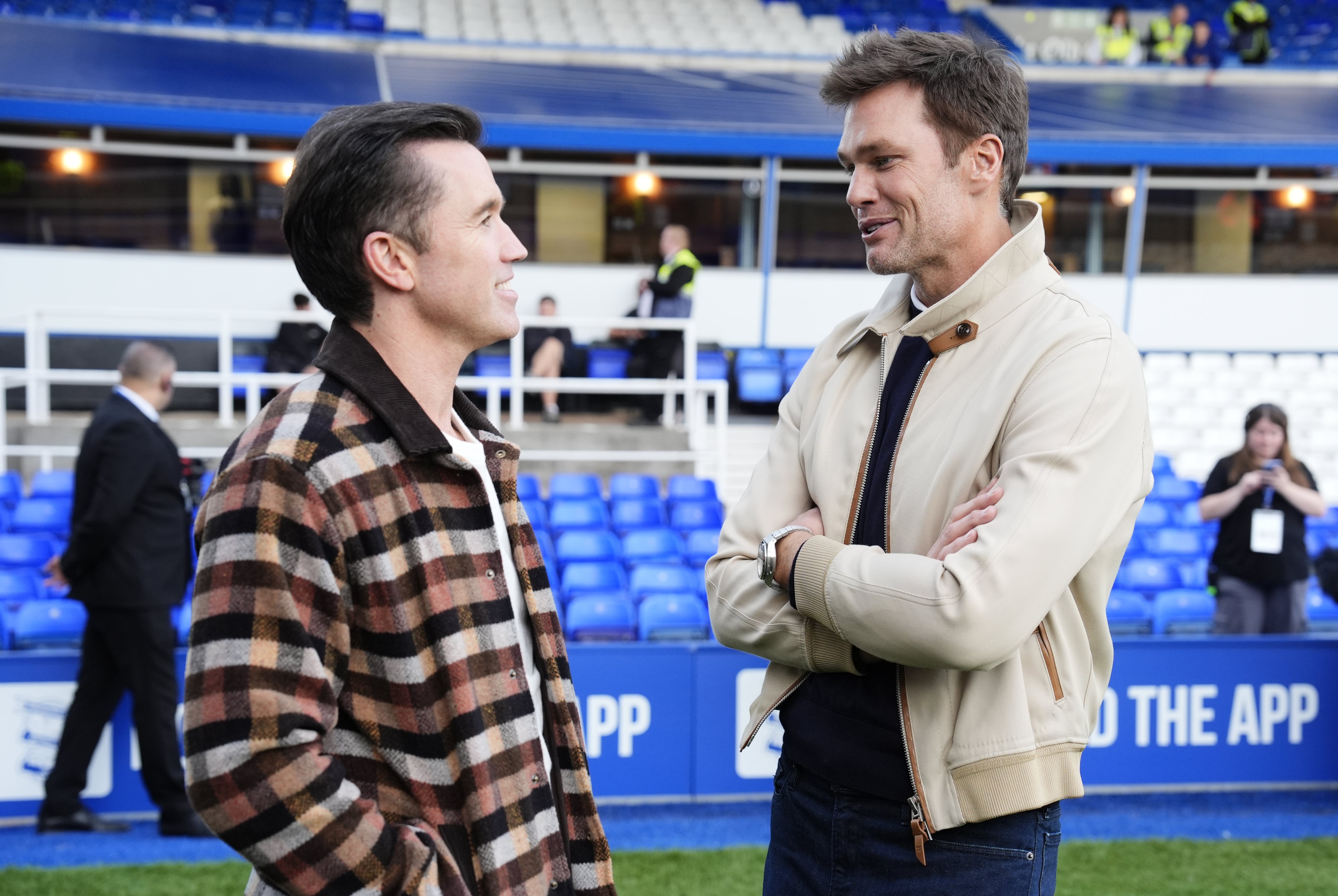 Tom Brady, správně, s spolumajitelem Wrexhamu Rob McElhenney