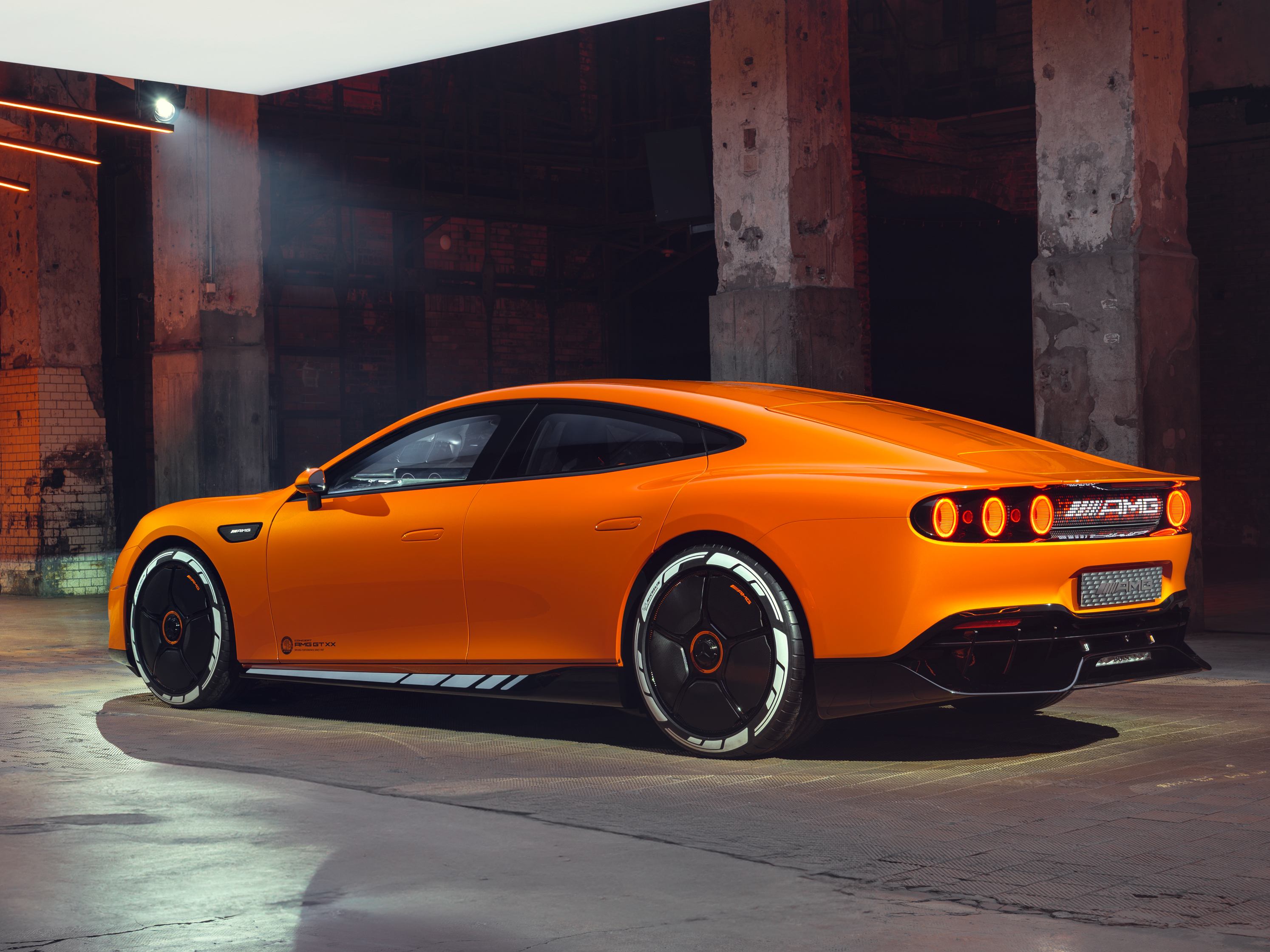 Luminescent segments indicate the battery status of the car