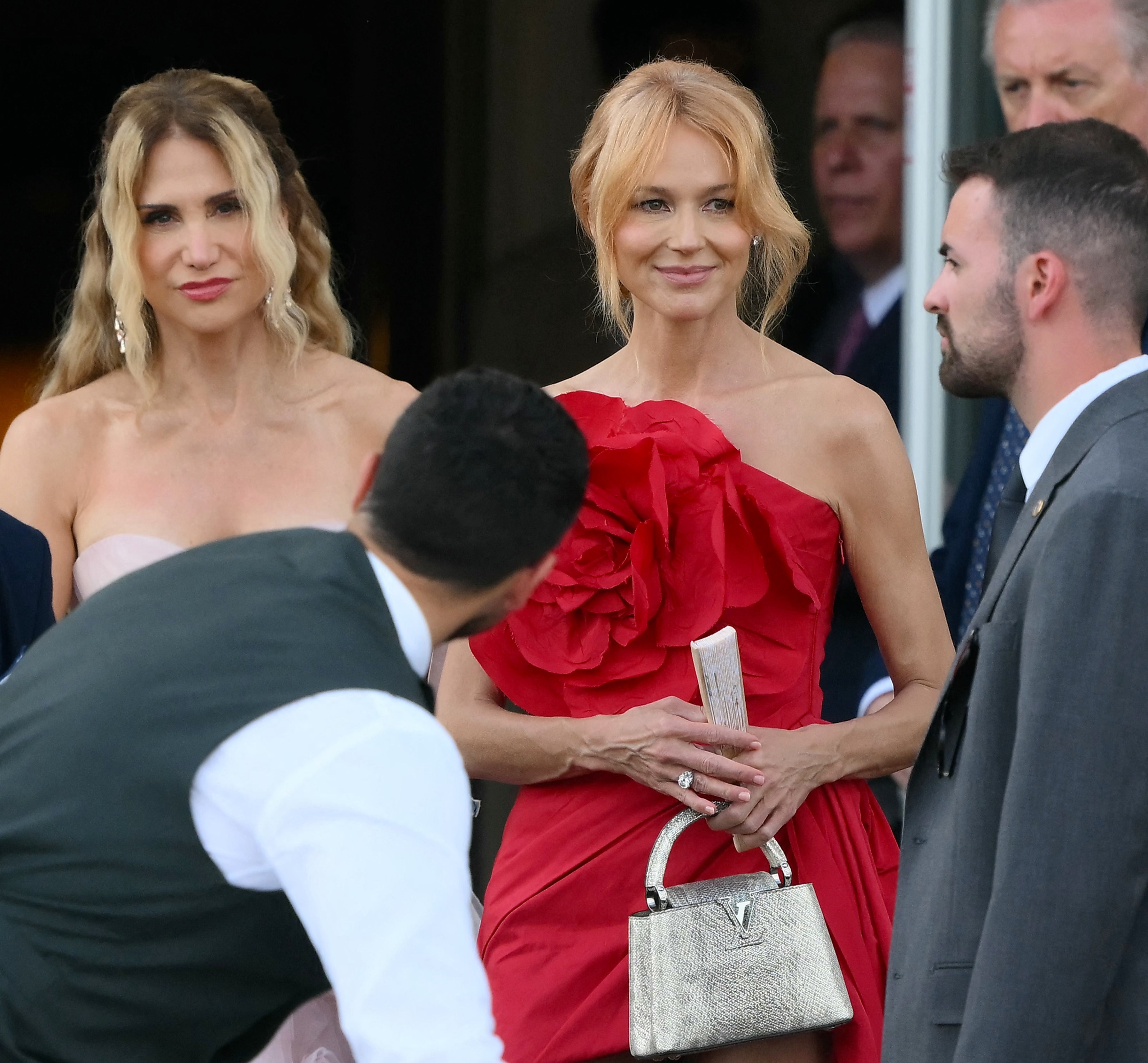 Jewel Kilcher looked more like she was heading to the Kentucky Derby in her primary red gown with its statement floral detail