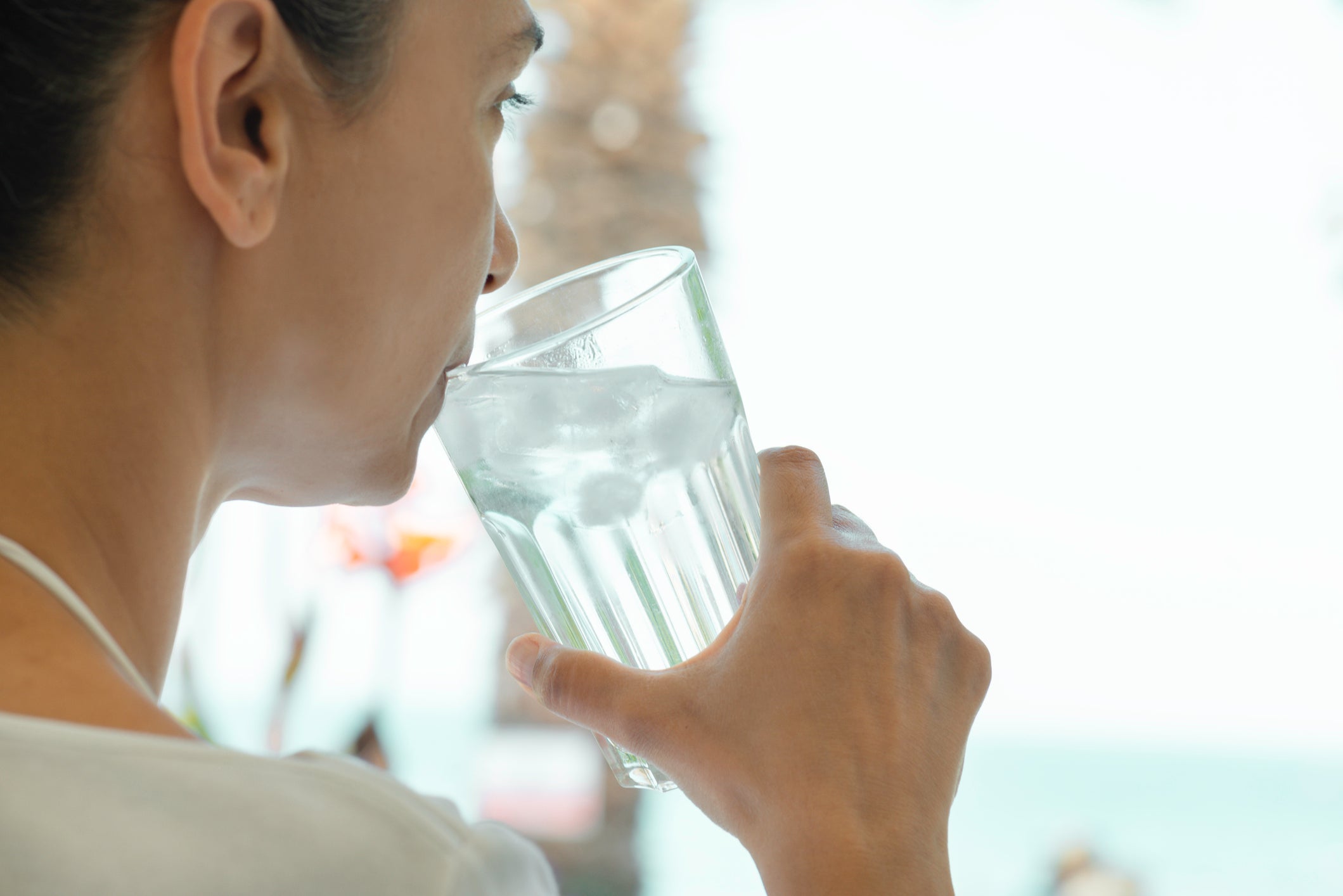Experts say that people with heat exhaustion may want to drink water close to room temperature. This is the cause of possible nerve reactions to cold drinks