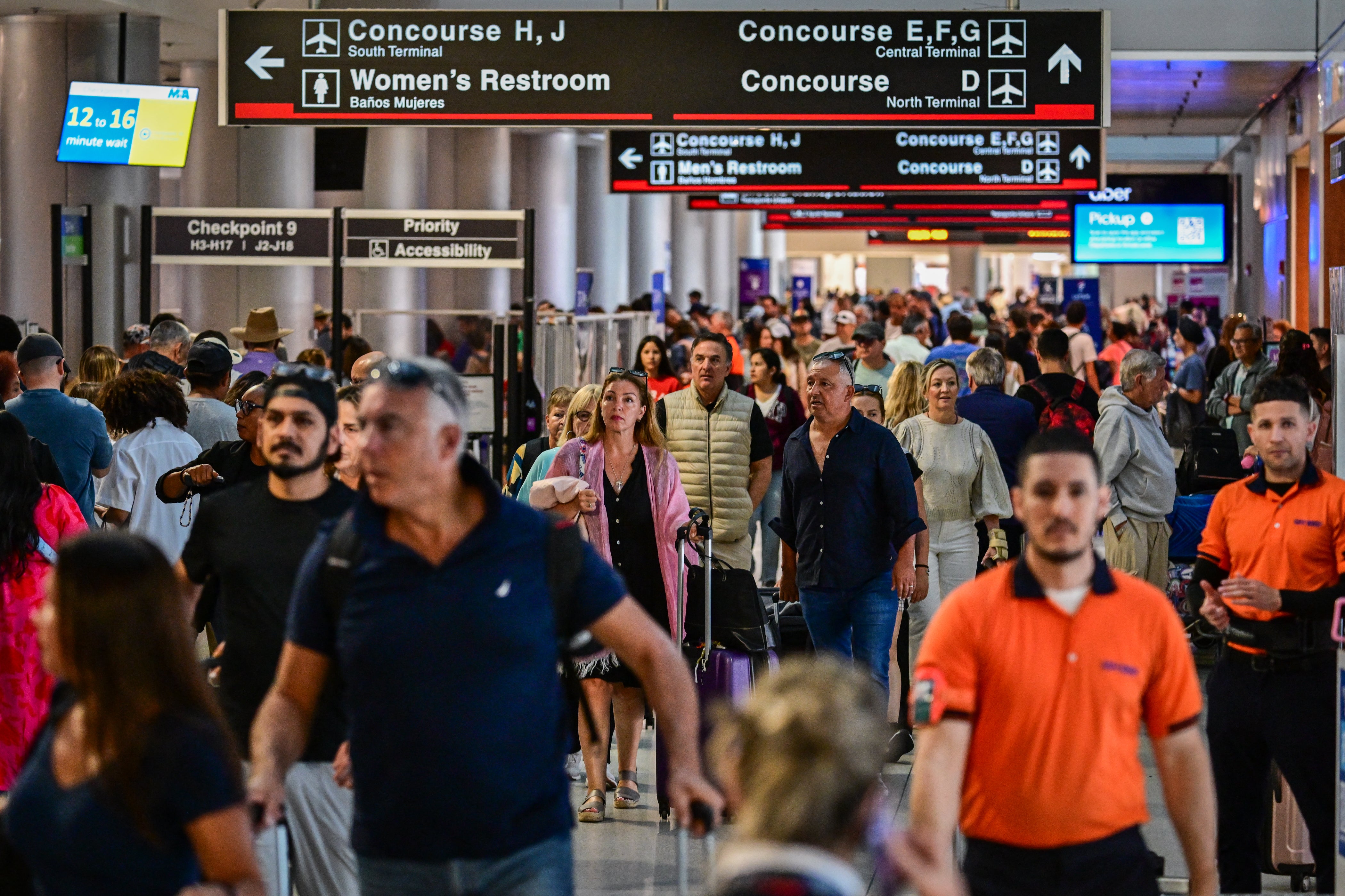 July 4 should be another record day for plane trips. With millions that should go to the sky, here is how airport lovers can protect themselves from viruses and other sources of illness