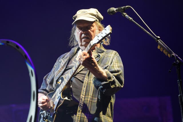 <p>The veteran singer-songwriter performs with heart and intensity</p>