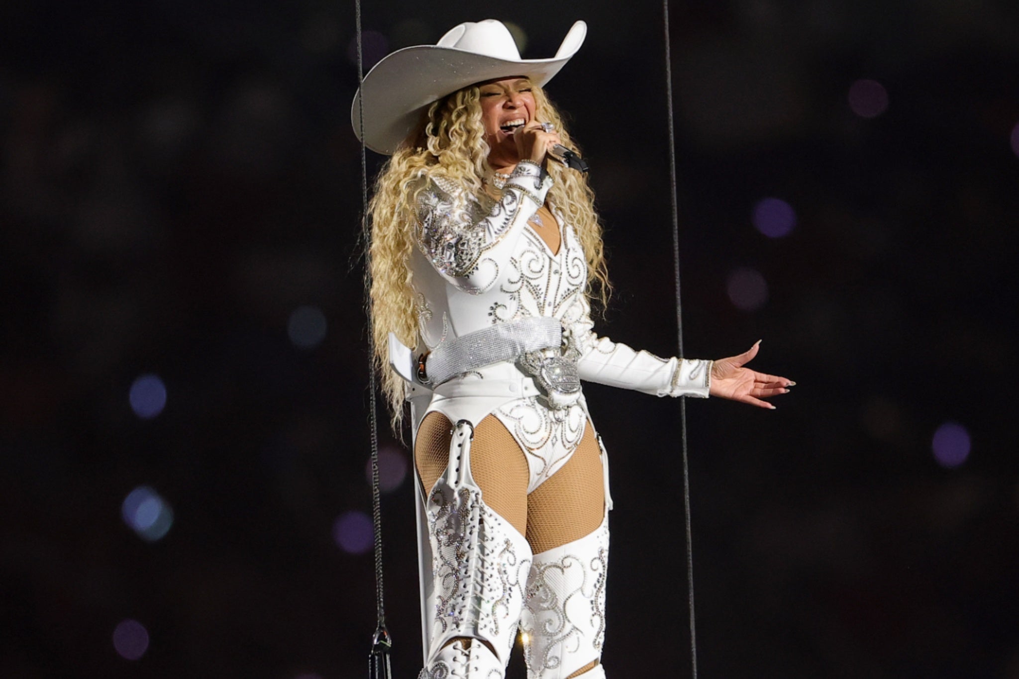 The singer later addressed the crowd, saying, ‘If ever I fall, I know y’all would catch me’