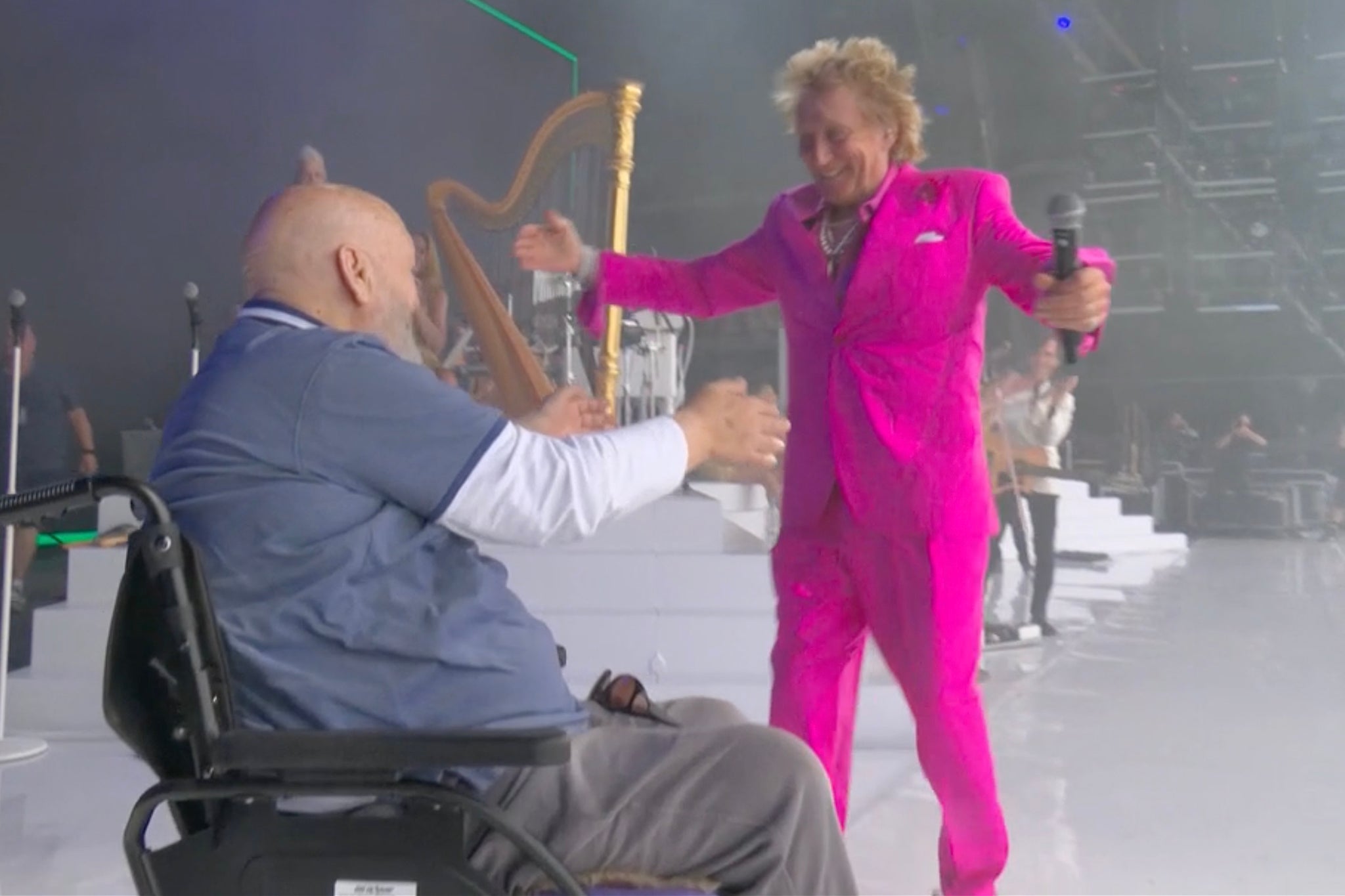 Stewart greets eaavs in the stage
