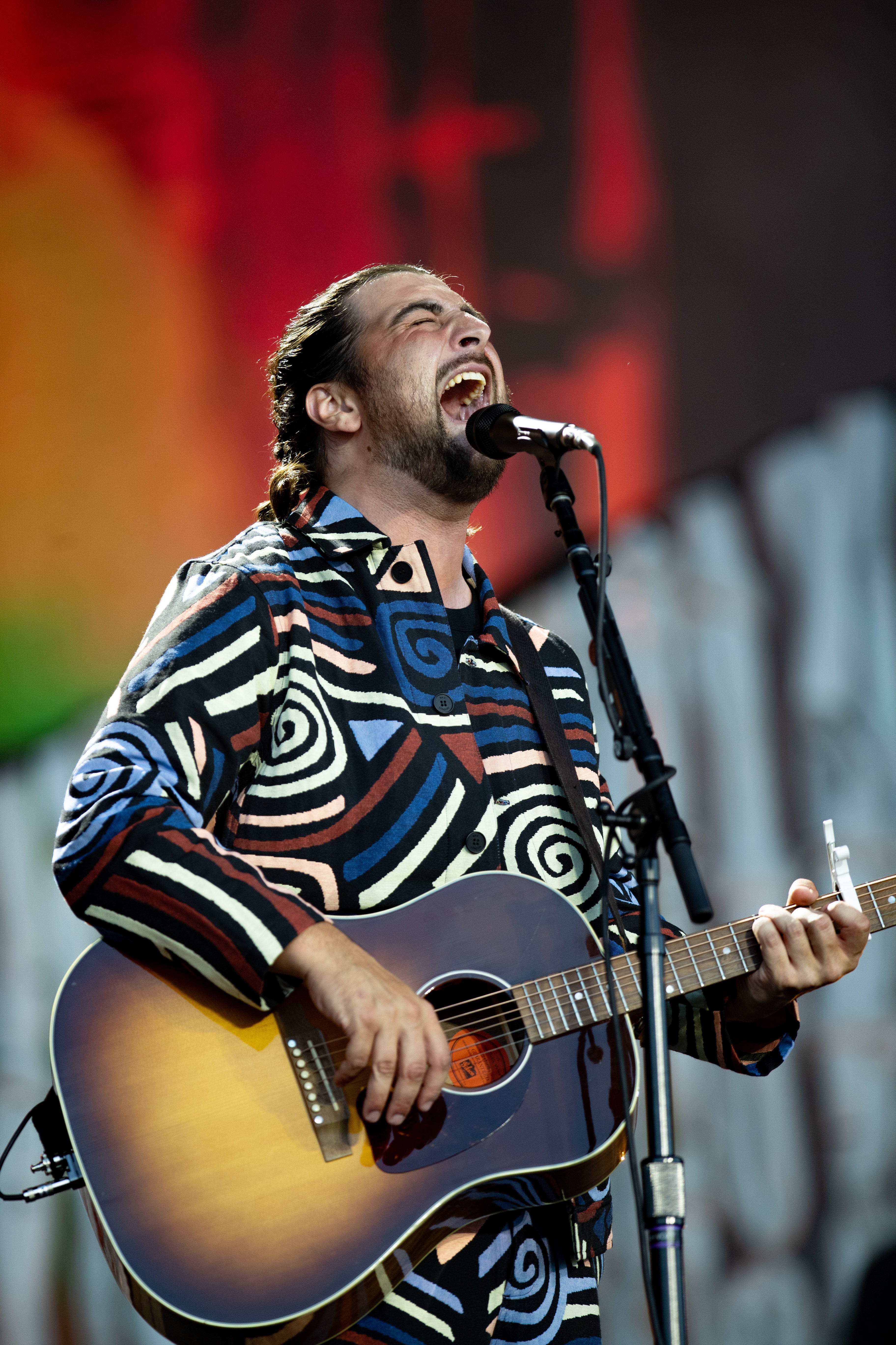 Noah Kahan belting it out on Pyramid Stage