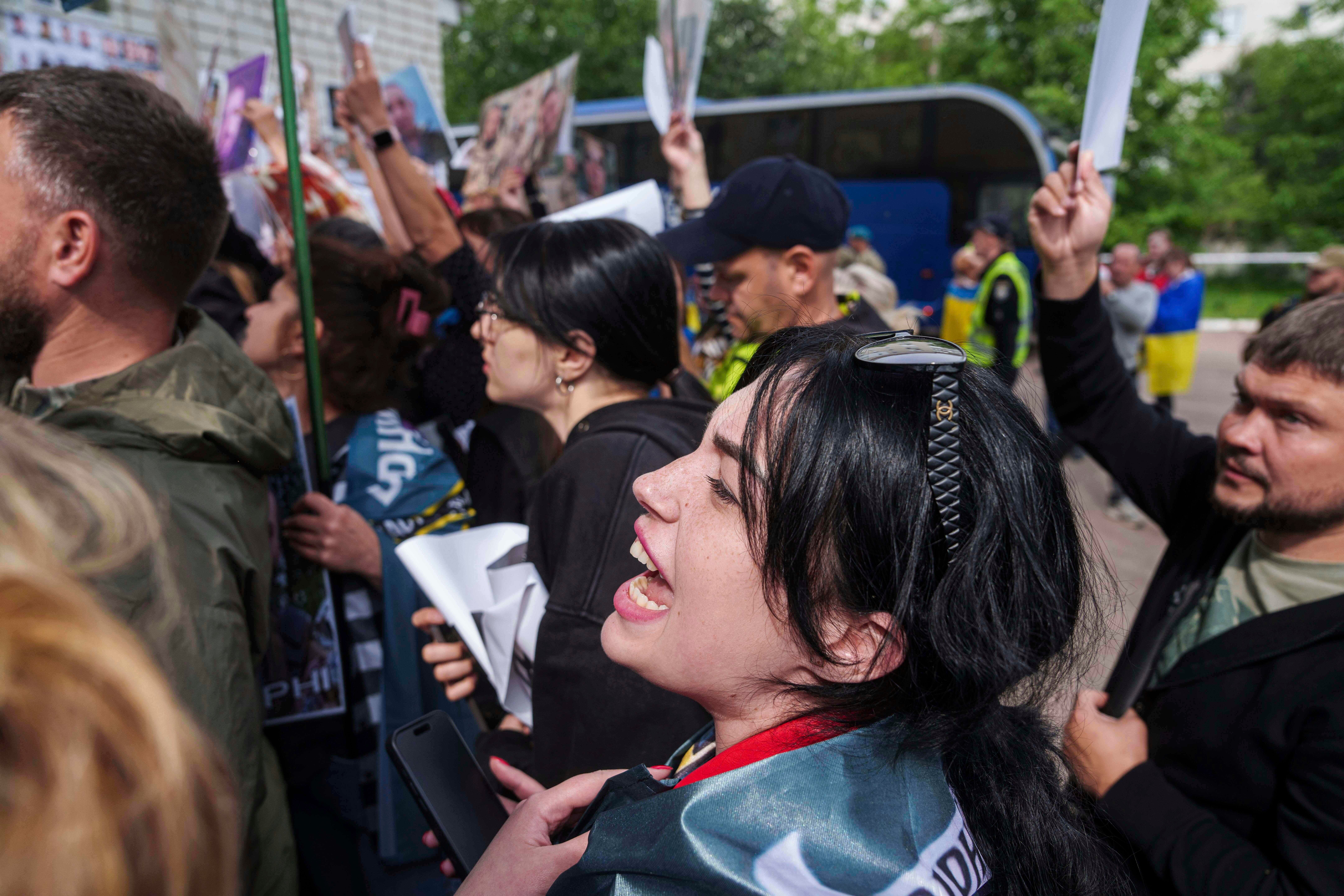 Olha Kurtmalaieva shouts to Ukrainian marine soldiers after a POWs exchange between Russia and Ukraine, in Chernyhiv region