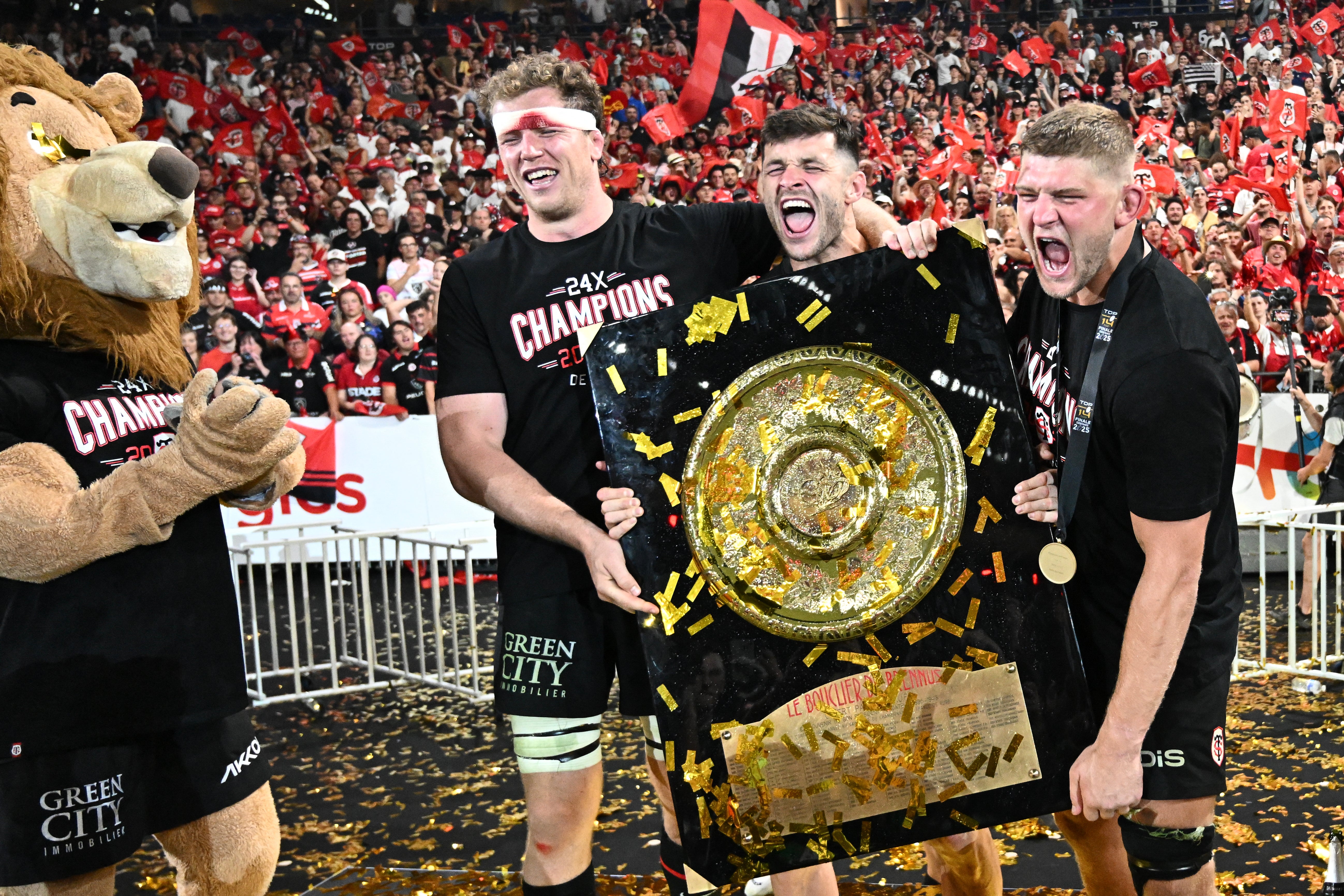 Kinghorn (centre) helped Toulouse win the Top 14 title over the weekend