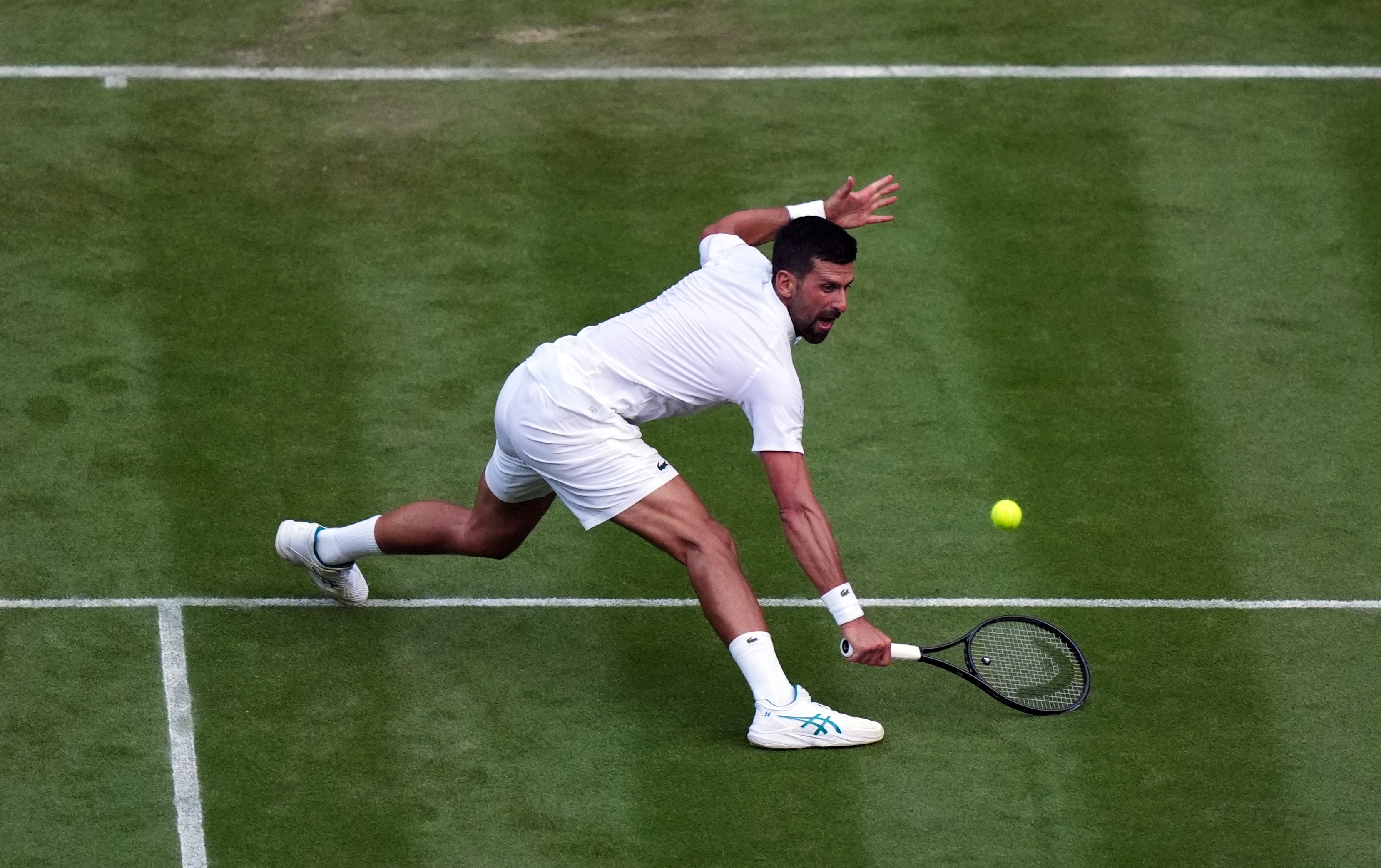 Novak Djokovic je v pondělí zpět v akci