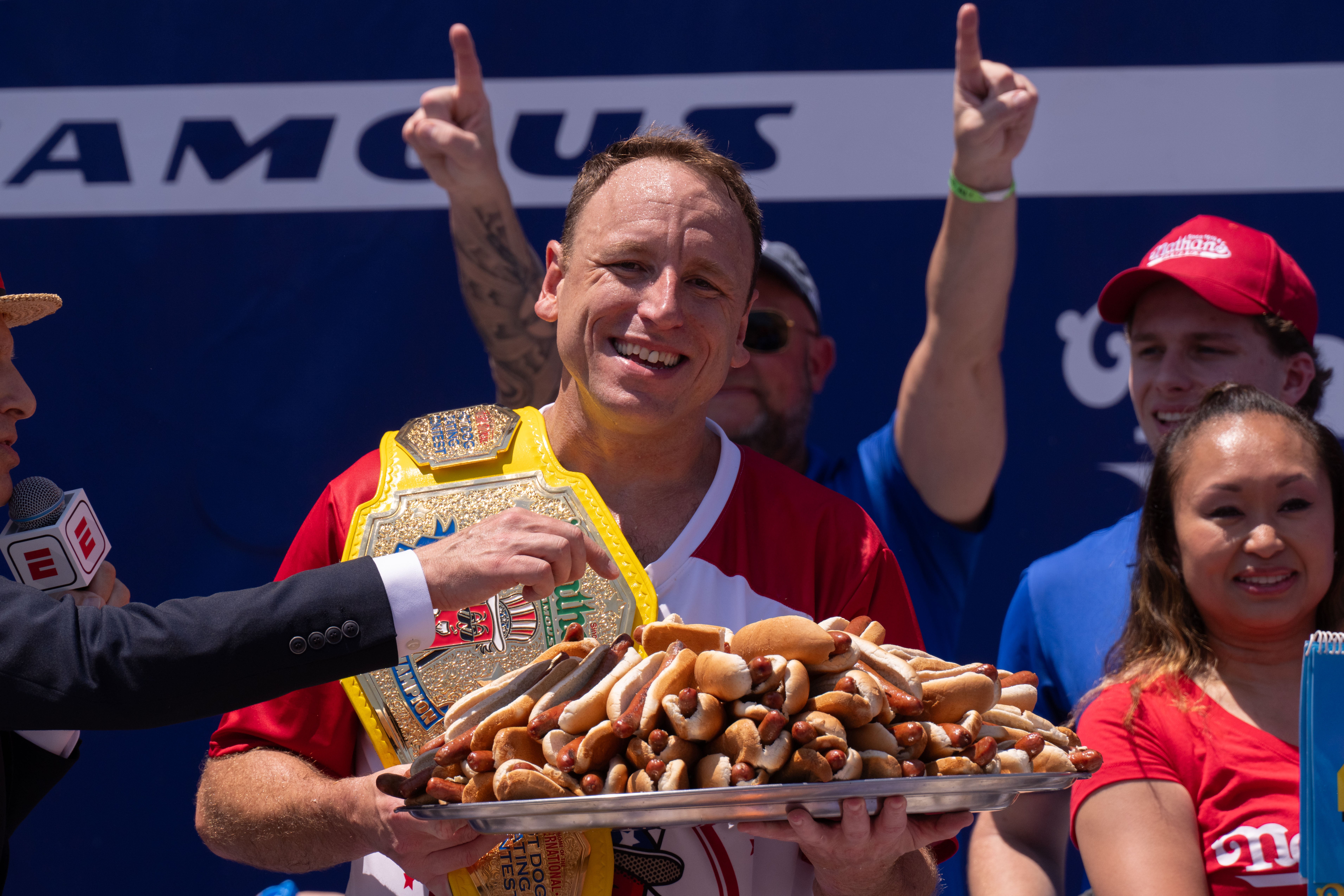 Chestton comeu 70,5 cachorros -quentes e pão em 10 minutos deste ano - seu recorde de 76 tímidos