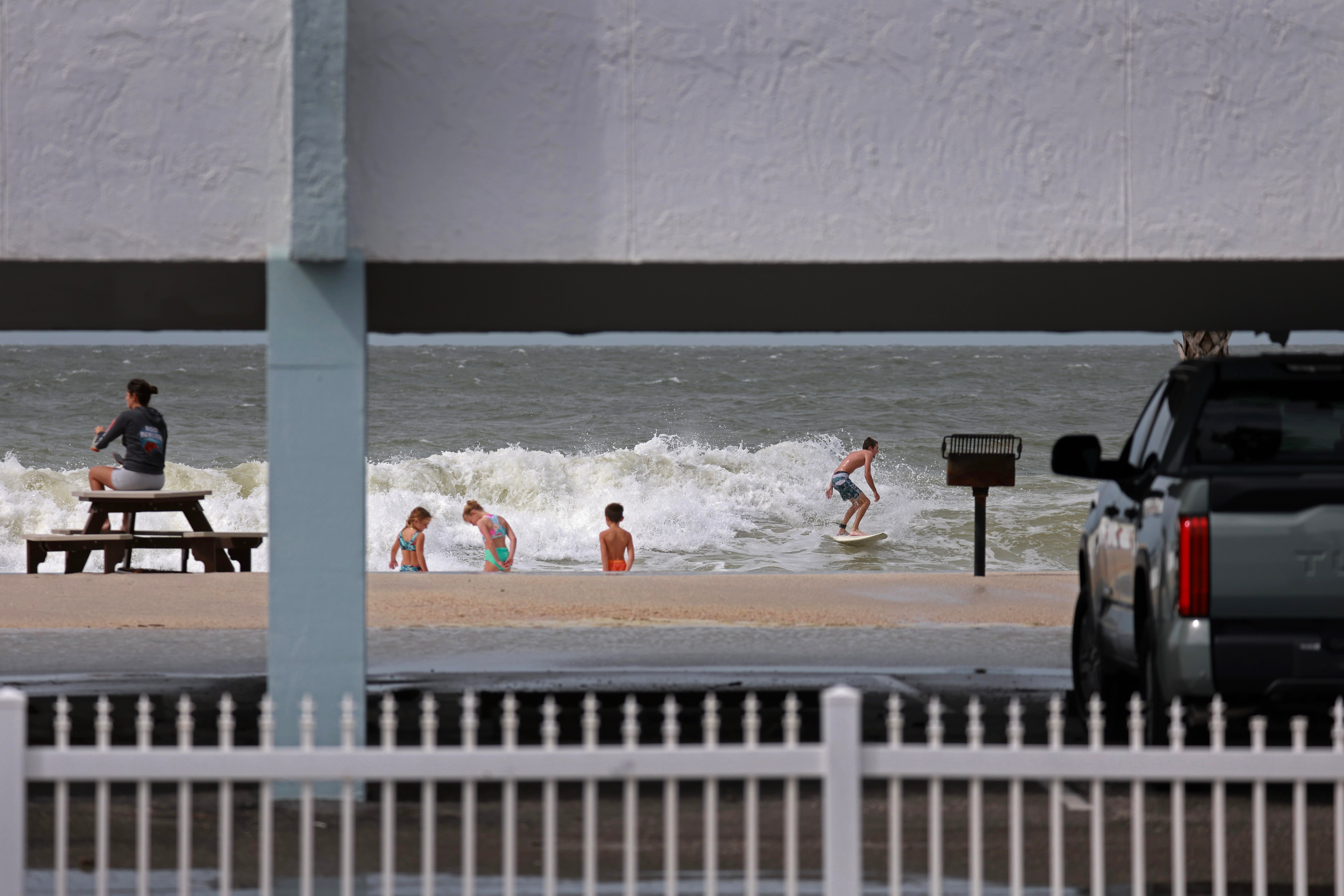 Teen hospitalized after lightning strikes family sheltering under umbrella on Florida beach