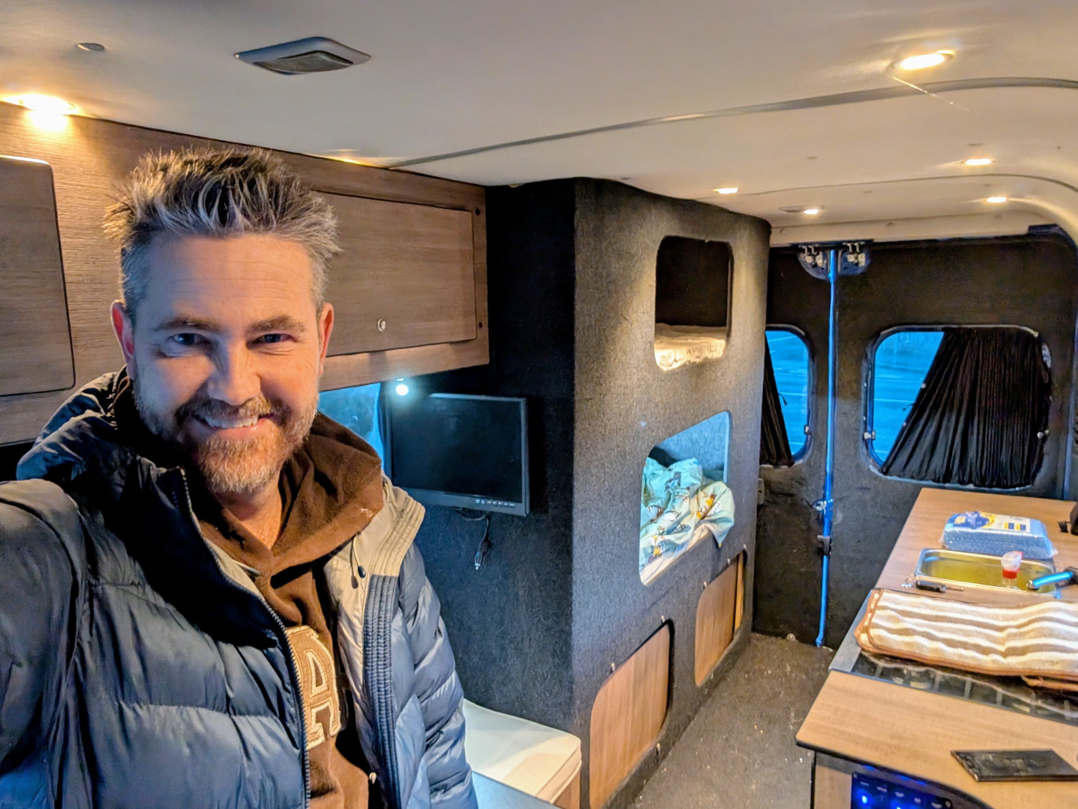 Sr. Grant em Campervan a um valor de 10.000 libras, que ele comprou com os retornos que obteve ao vender sua propriedade de vida