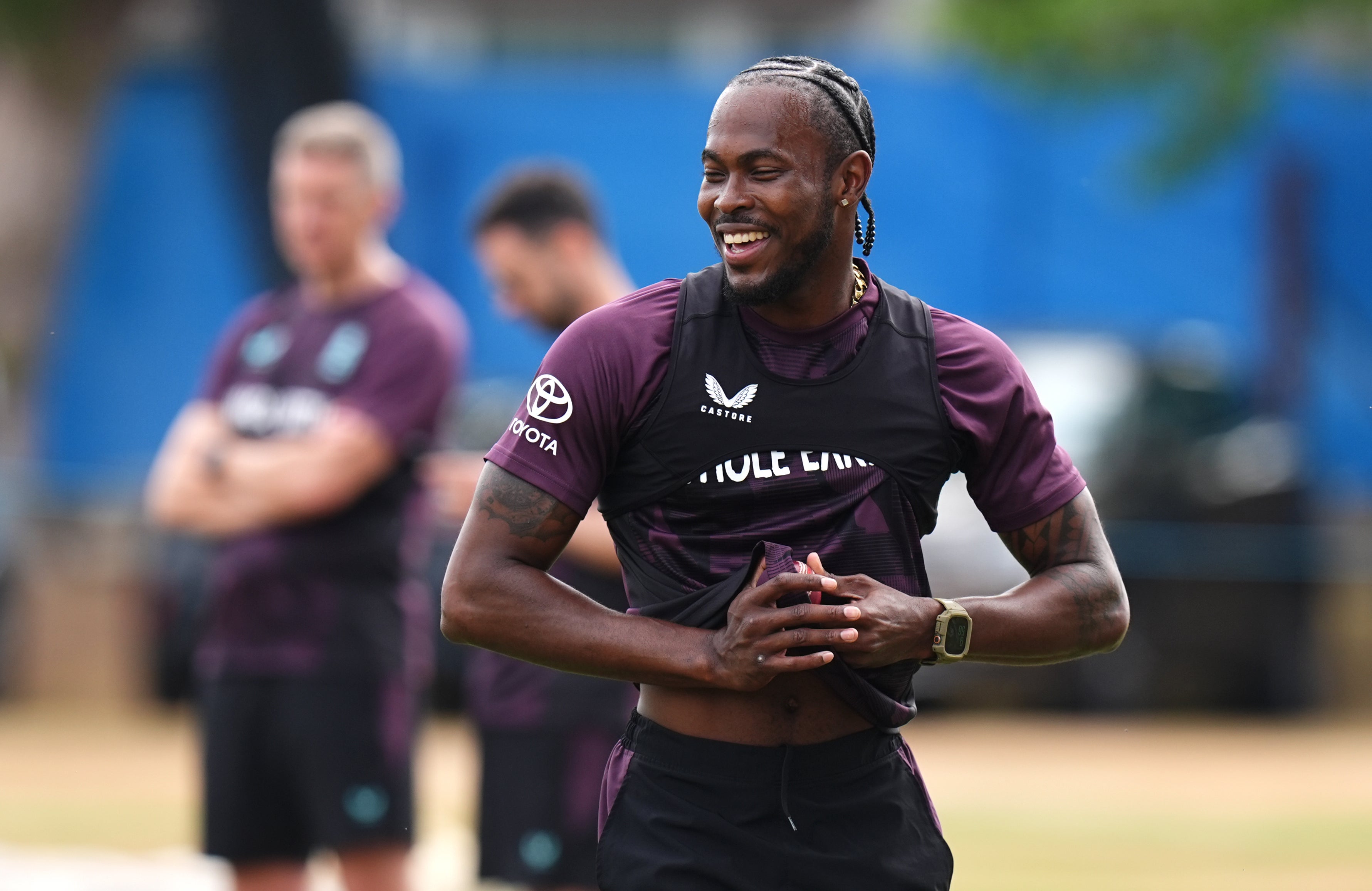 Jofra Archer je fit a střílí