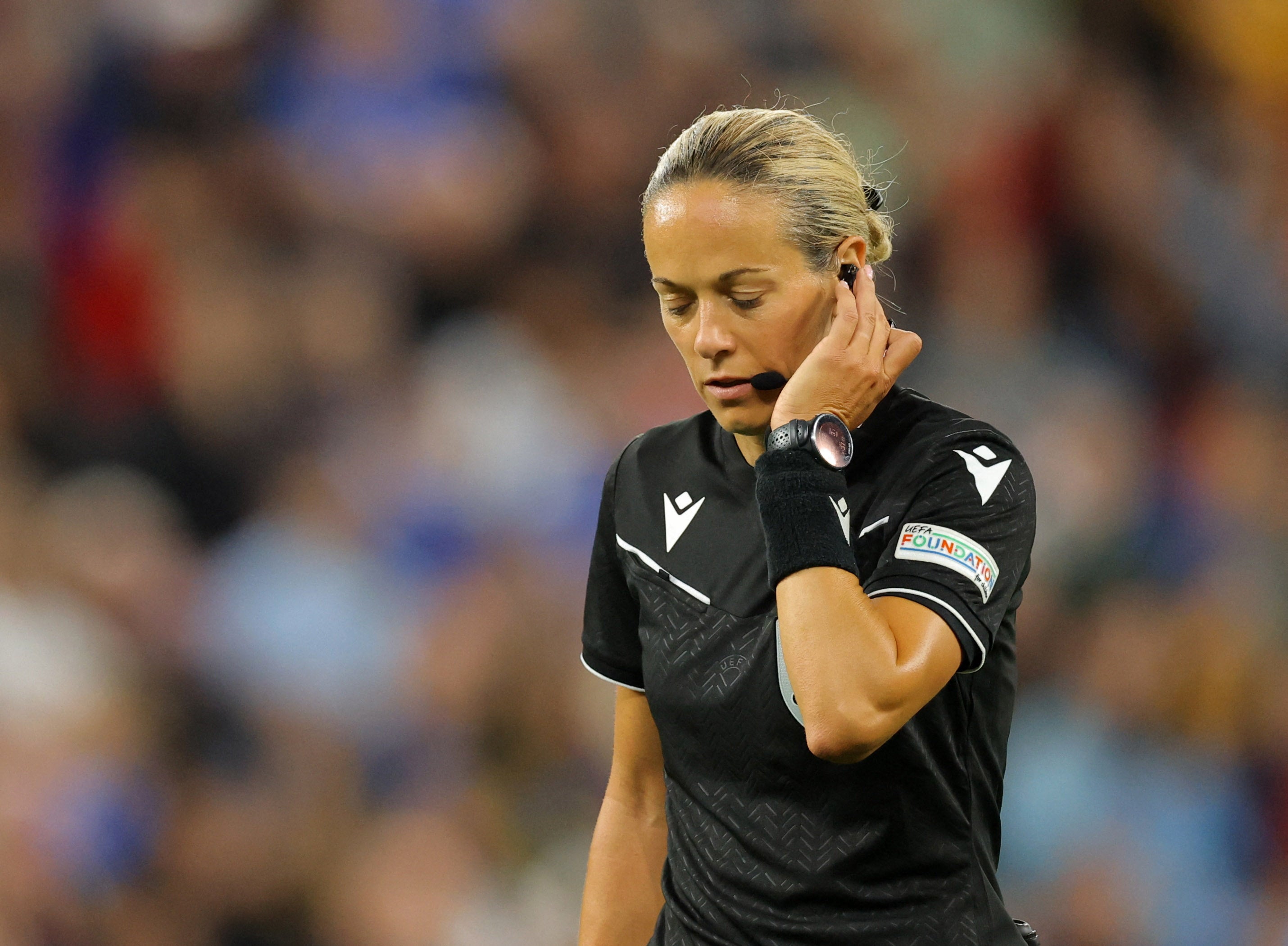 Rozhodčí Ivana Martincic během kontroly VAR