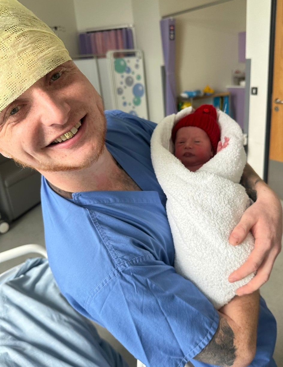 Scott com Lily como uma criança recém -nascida