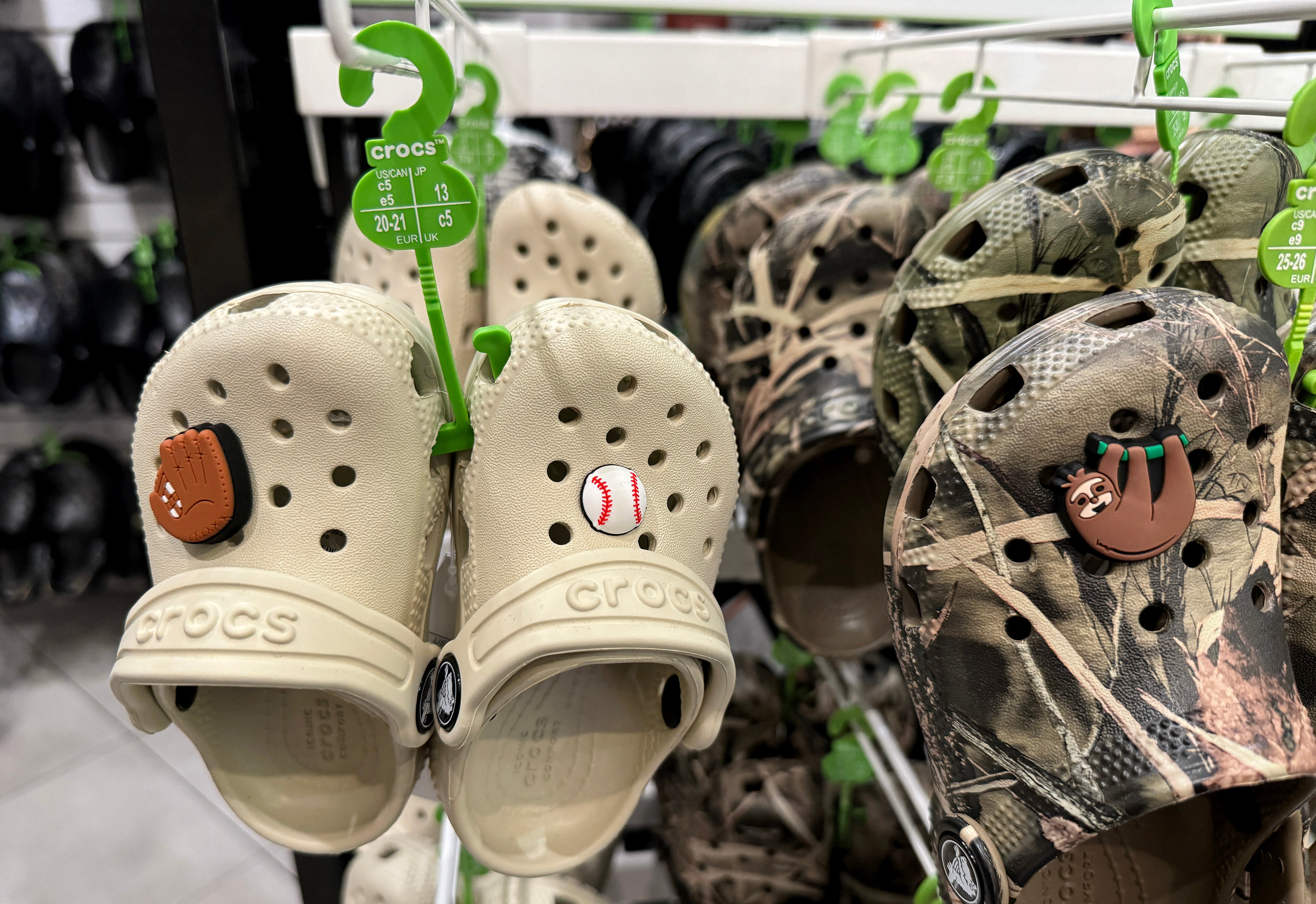 Delhi High Court recently overturned a 2019 dismissal of Crocs’ long‑running case, permitting the US brand to pursue “passing‑off” claims against several Indian manufacturers for copying its clog design