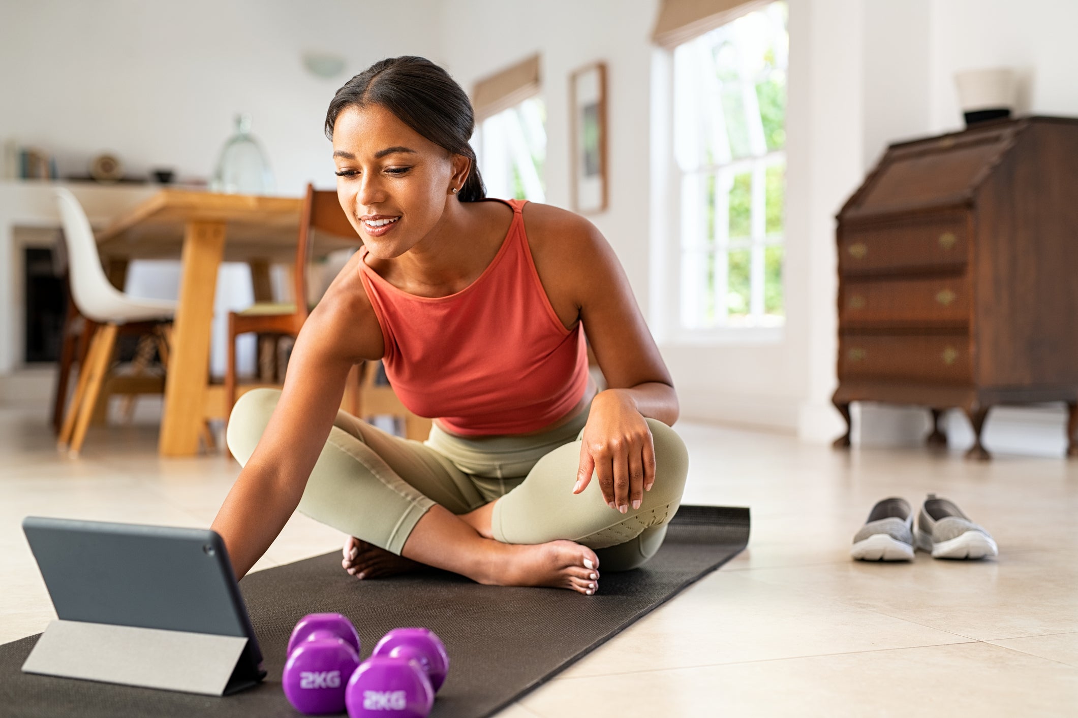 O estudo constatou que o yoga, em particular, aumentou a hora de dormir há cerca de duas horas e também pode reduzir a quantidade de tempo gasto acordando após o sono por cerca de uma hora.