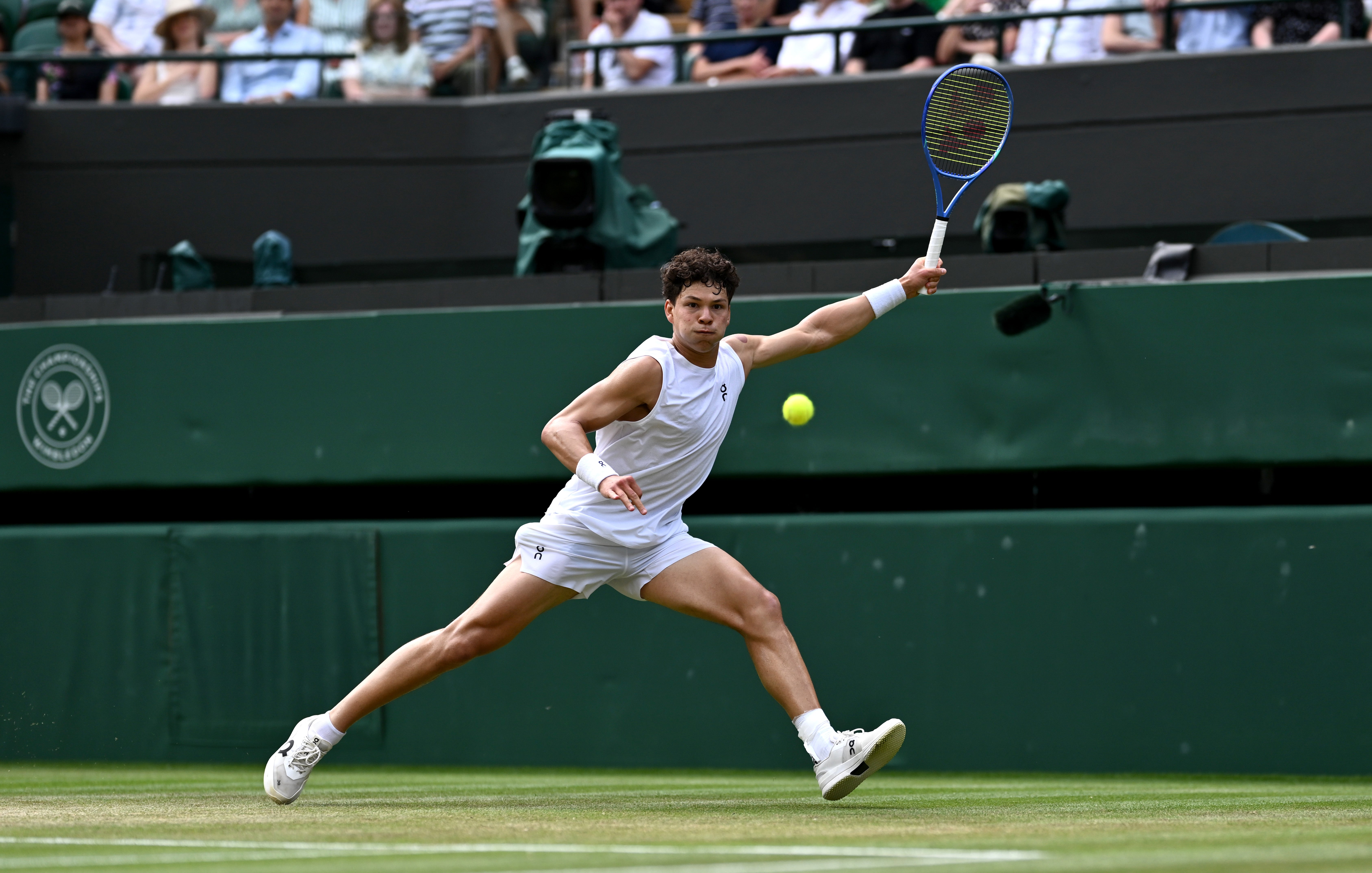 Ben Shelton gets plenty of support from the No 1 Court crowd