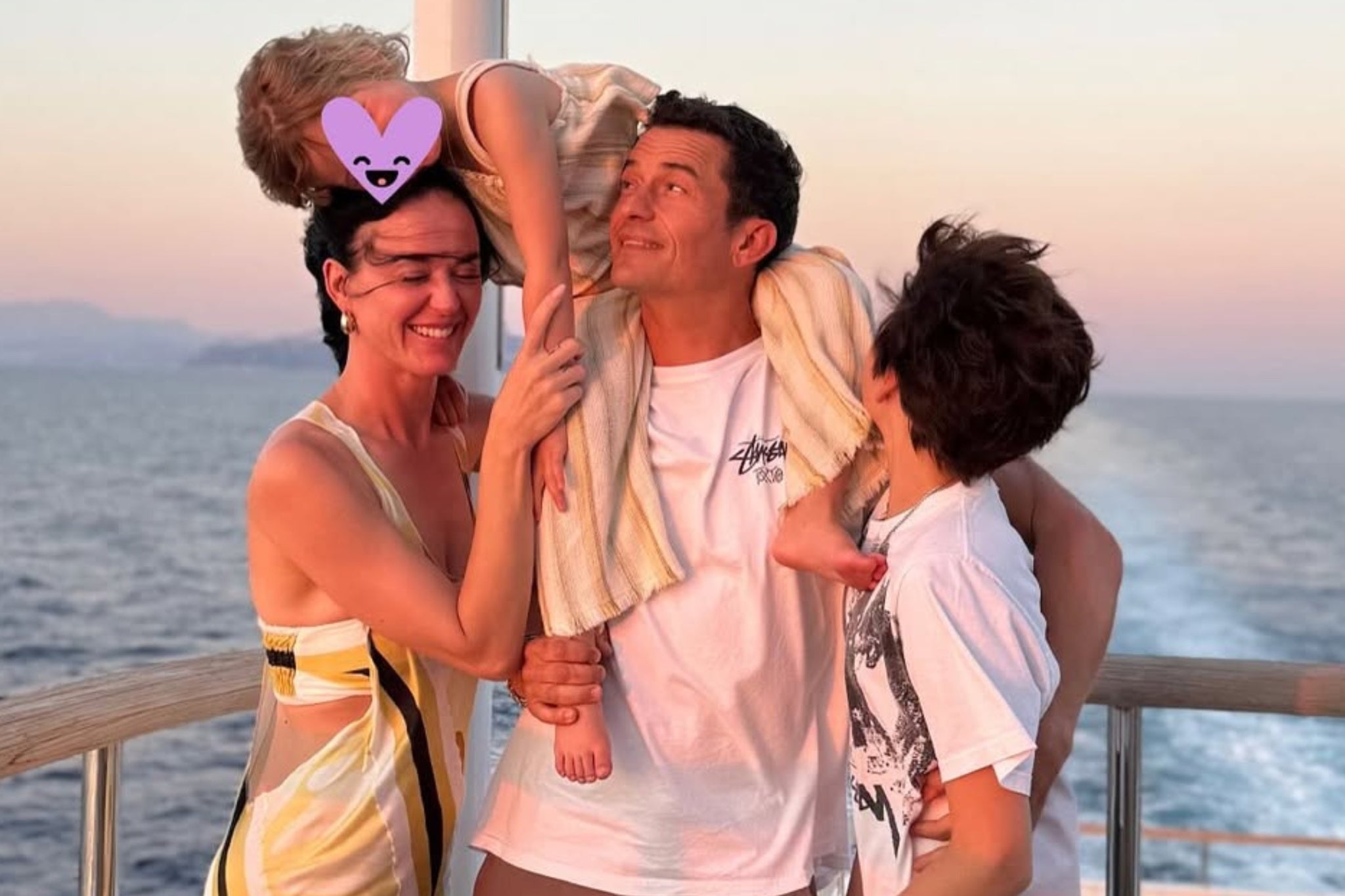 Orland Bloom sonriendo con su ex Katy Perry, su hija Daisy y su hijo Flynn