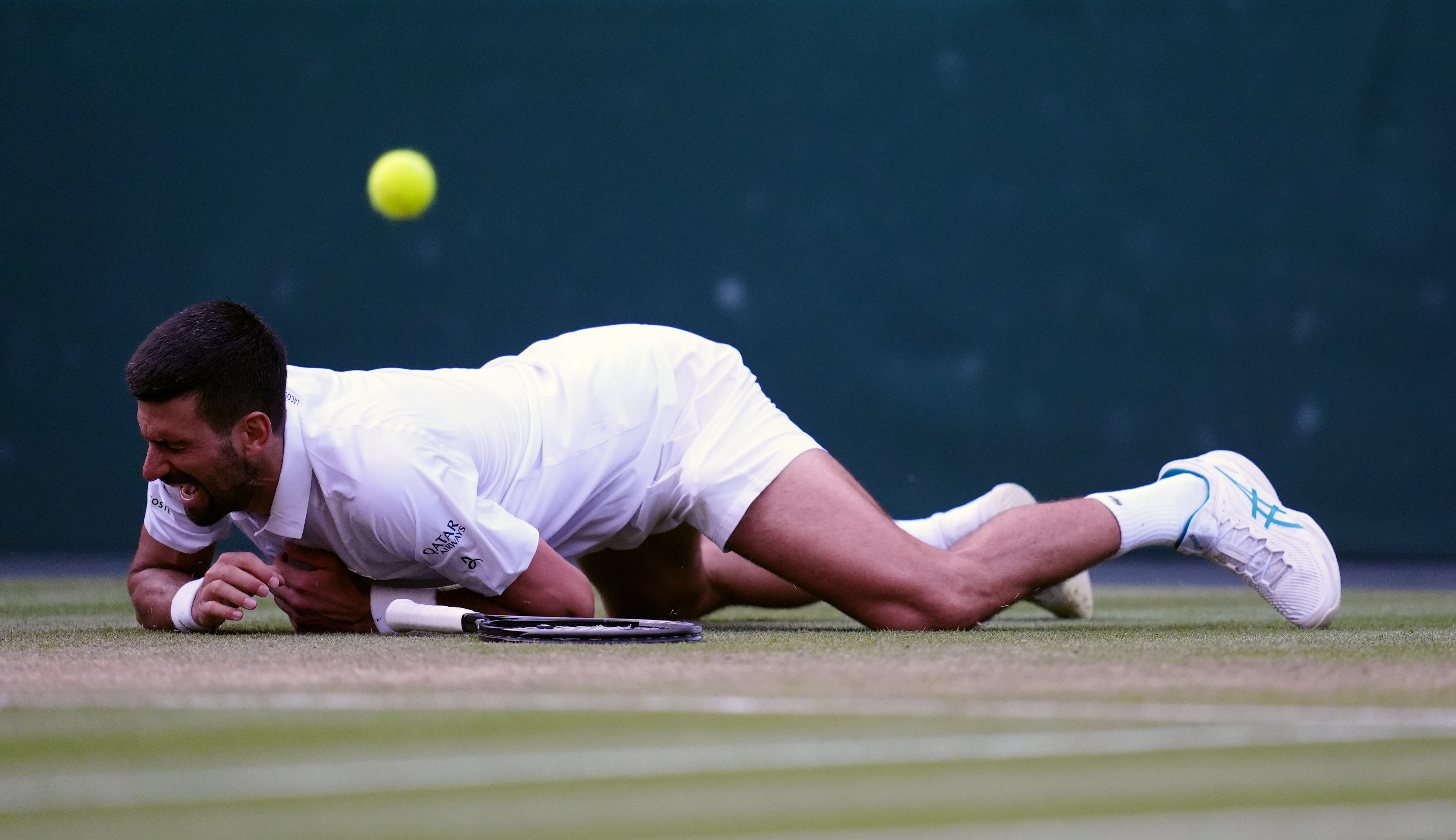 Djokovic recovered from his late fall to reach the semi-finals