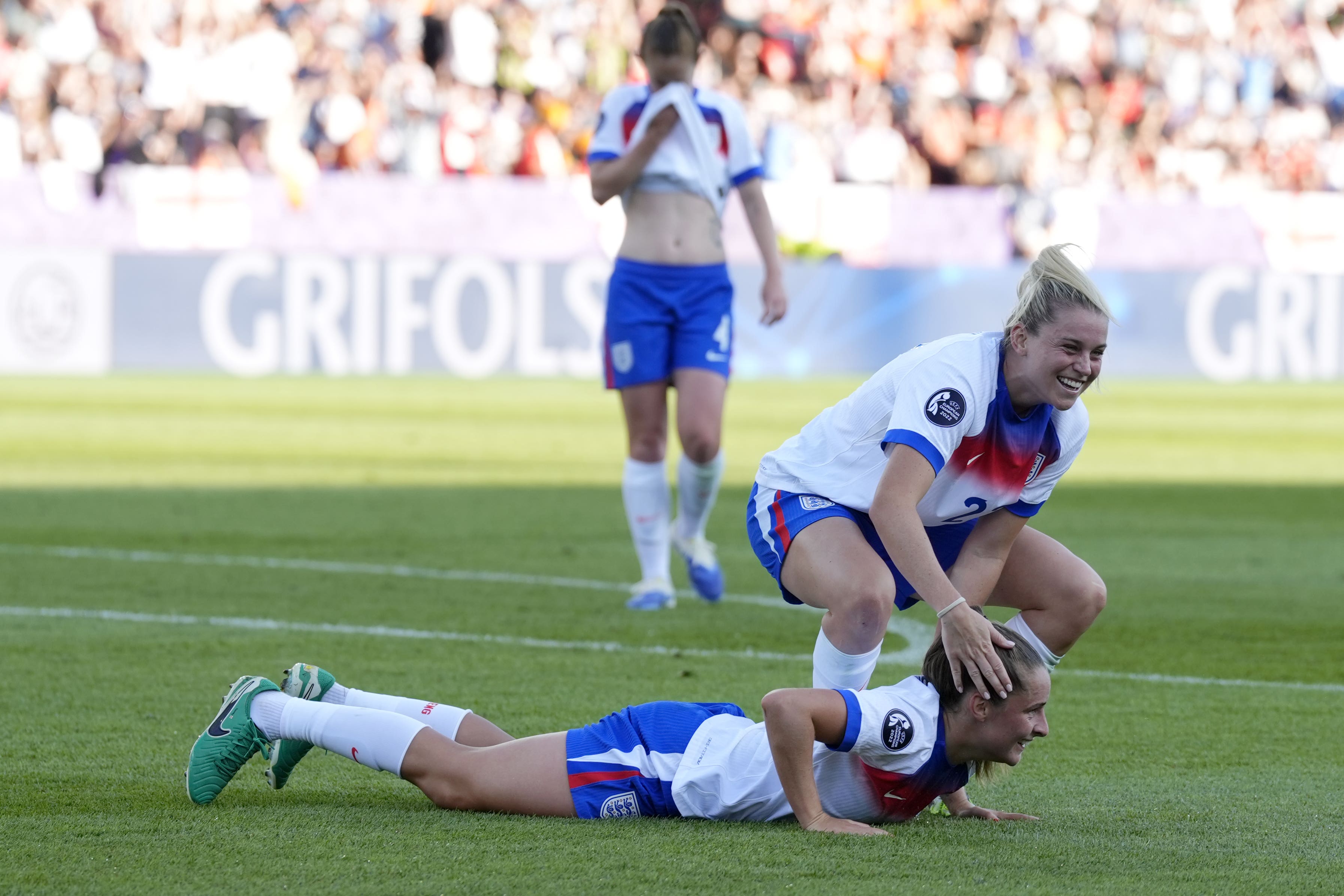 Alessia Russo celebrates with Ella Toone